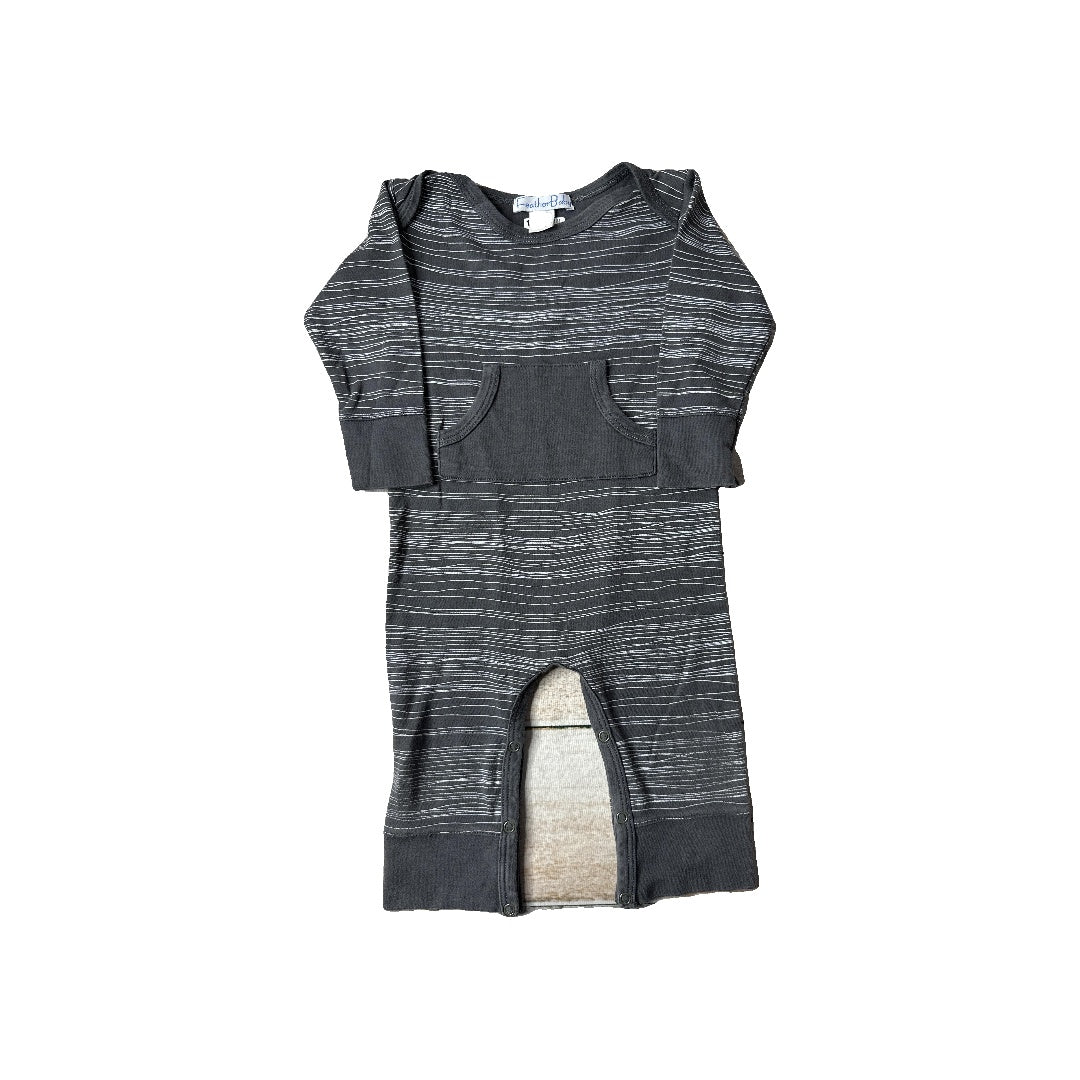 Feather Baby Boys Grey | White | Graphic Long Sleeve Outfit Size: 12-18 months Grey | White | Graphic