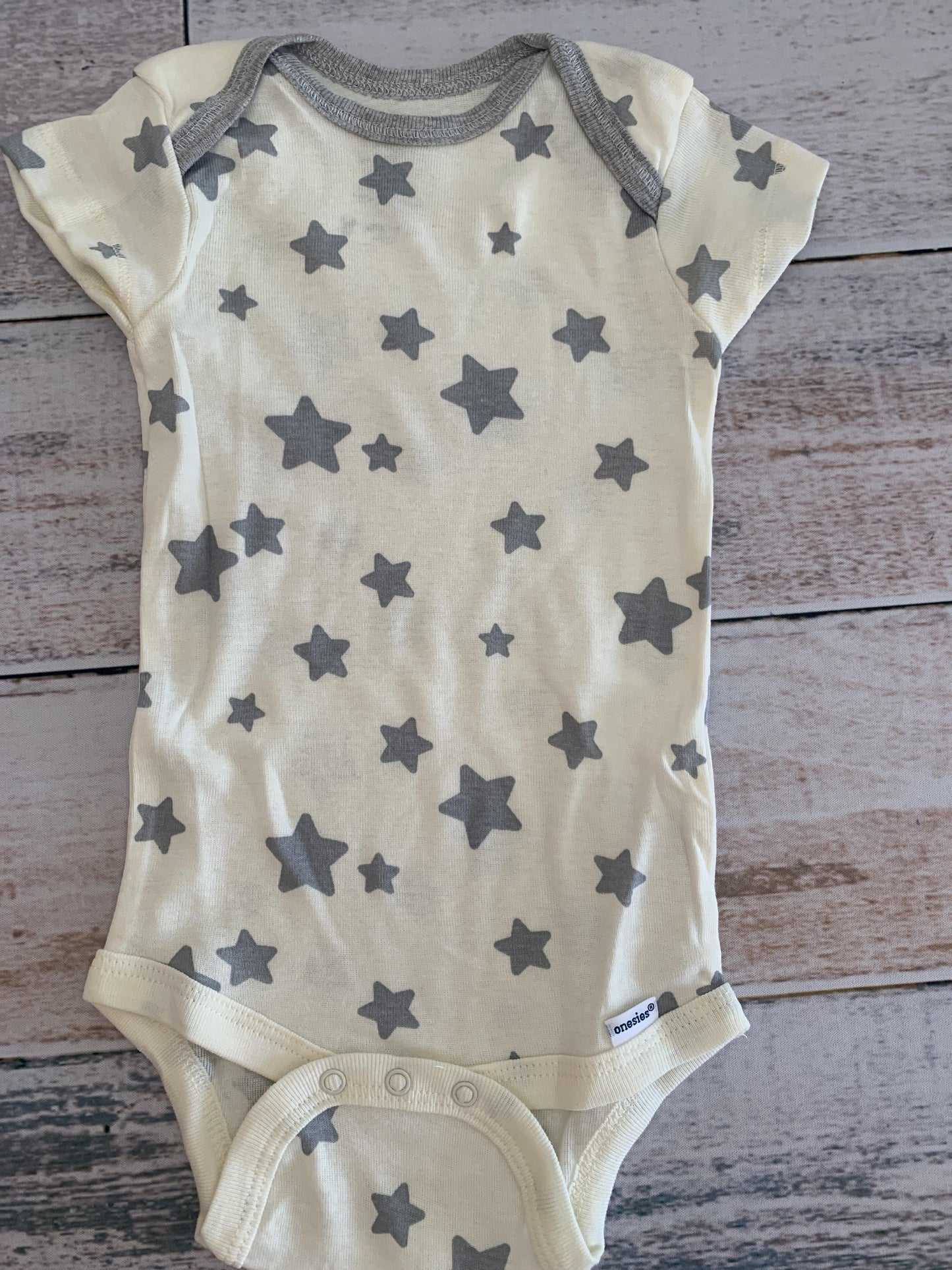 Gerber organic Unisex Grey | White | Stars Onesie Size: 3-6 months Grey | White | Stars