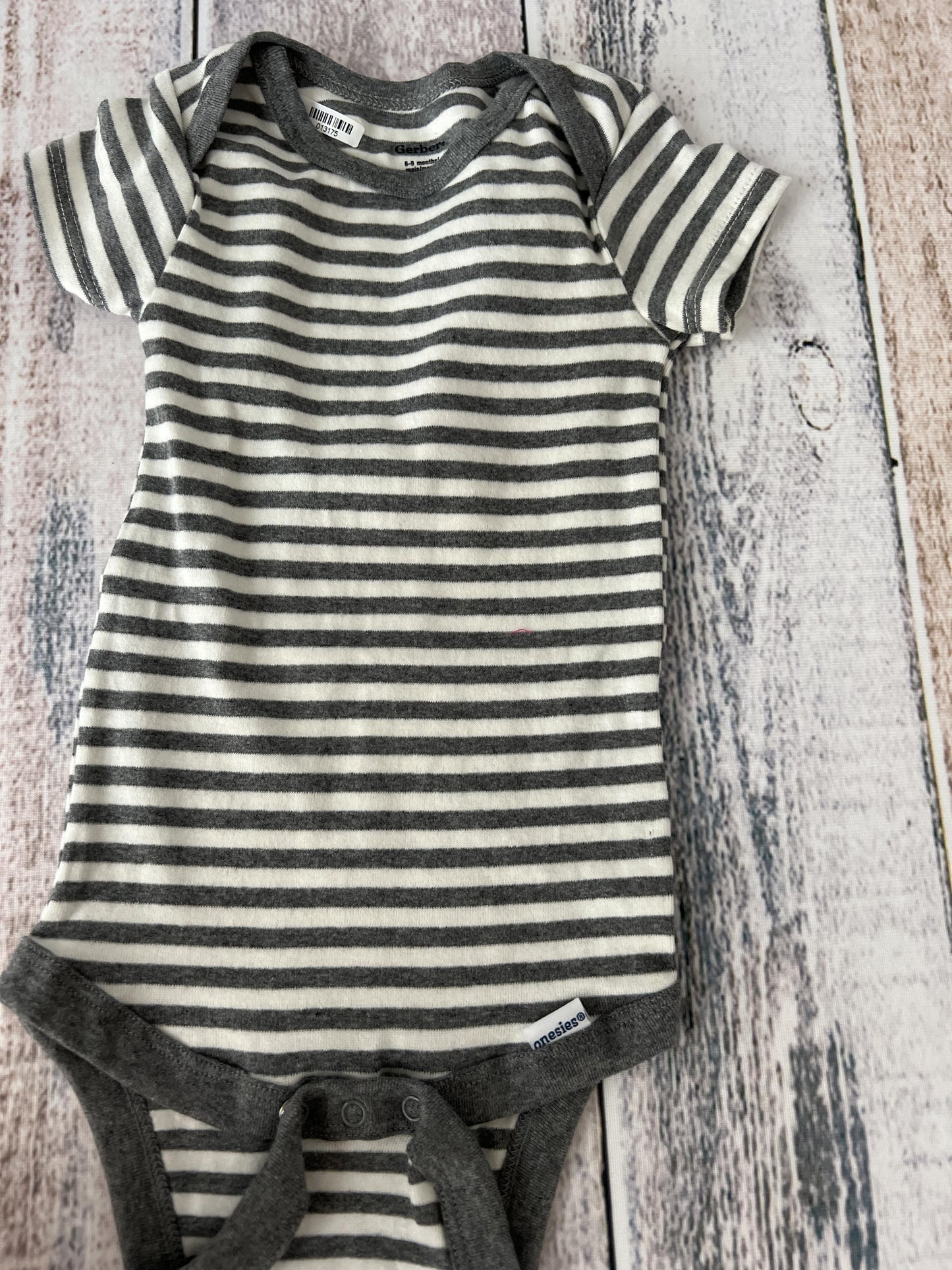 Gerber Unisex Grey | White | Stripe Onesie Size: 6-9 months Grey | White | Stripe