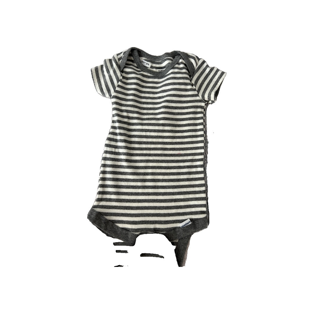 Gerber Unisex Grey | White | Stripe Onesie Size: 6-9 months Grey | White | Stripe