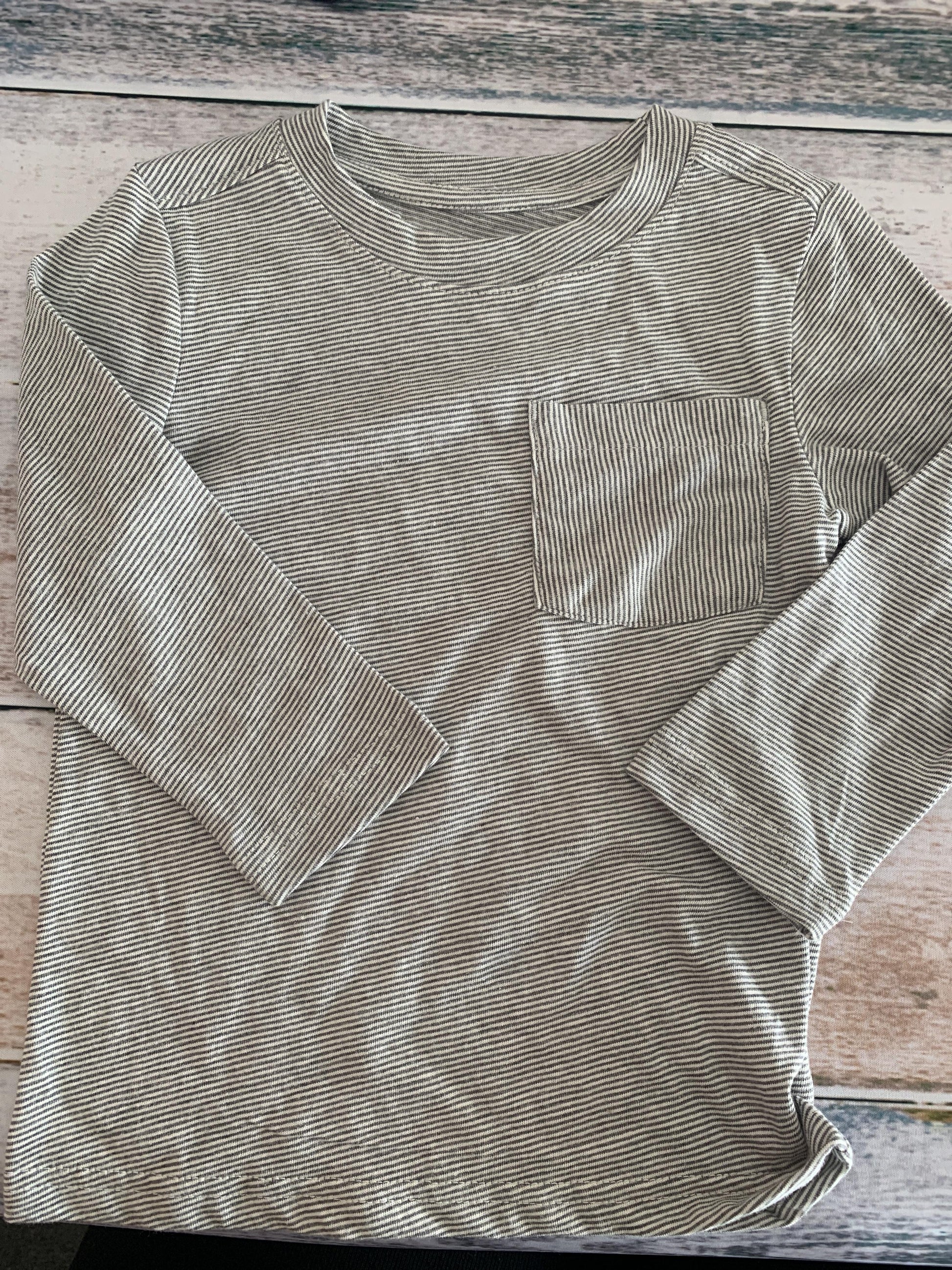 Old Navy Boys Grey | White | Stripe Long Sleeve T-Shirt Size: 2T Grey | White | Stripe