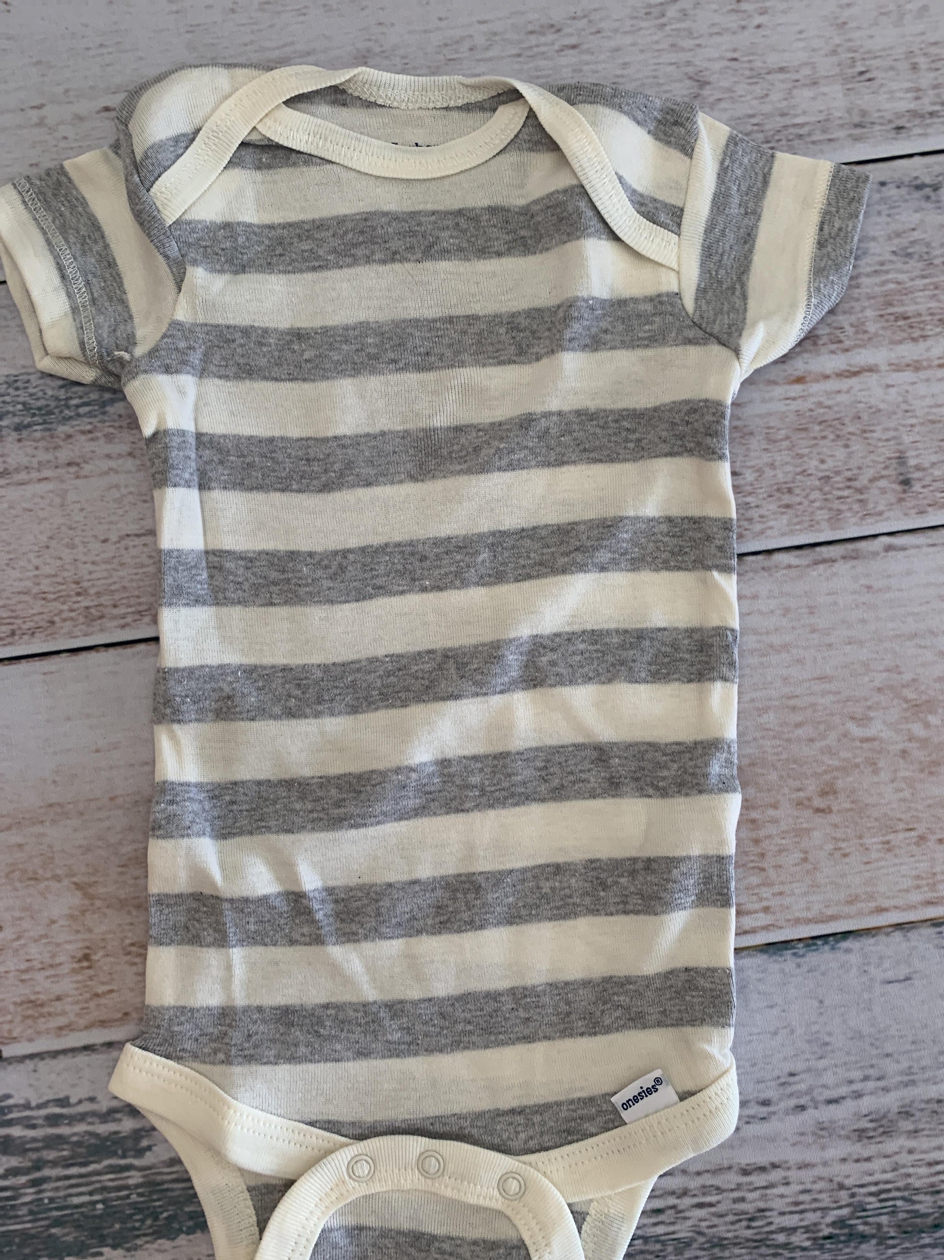 Gerber organic Unisex Grey | White | Stripe Onesie Size: 3-6 months Grey | White | Stripe