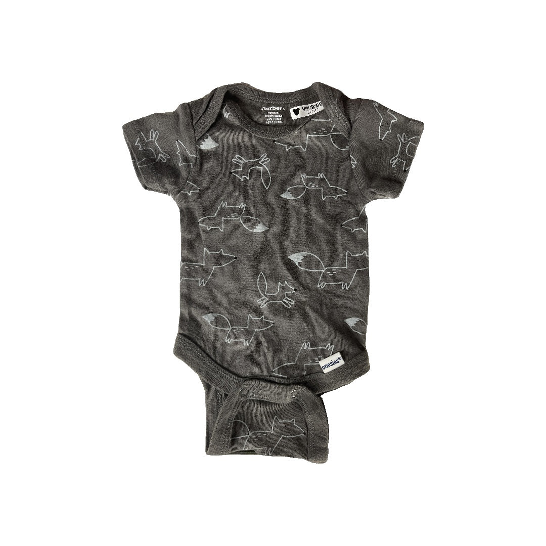 Carters Unisex Grey | White Onesie Size: Newborn Grey | White