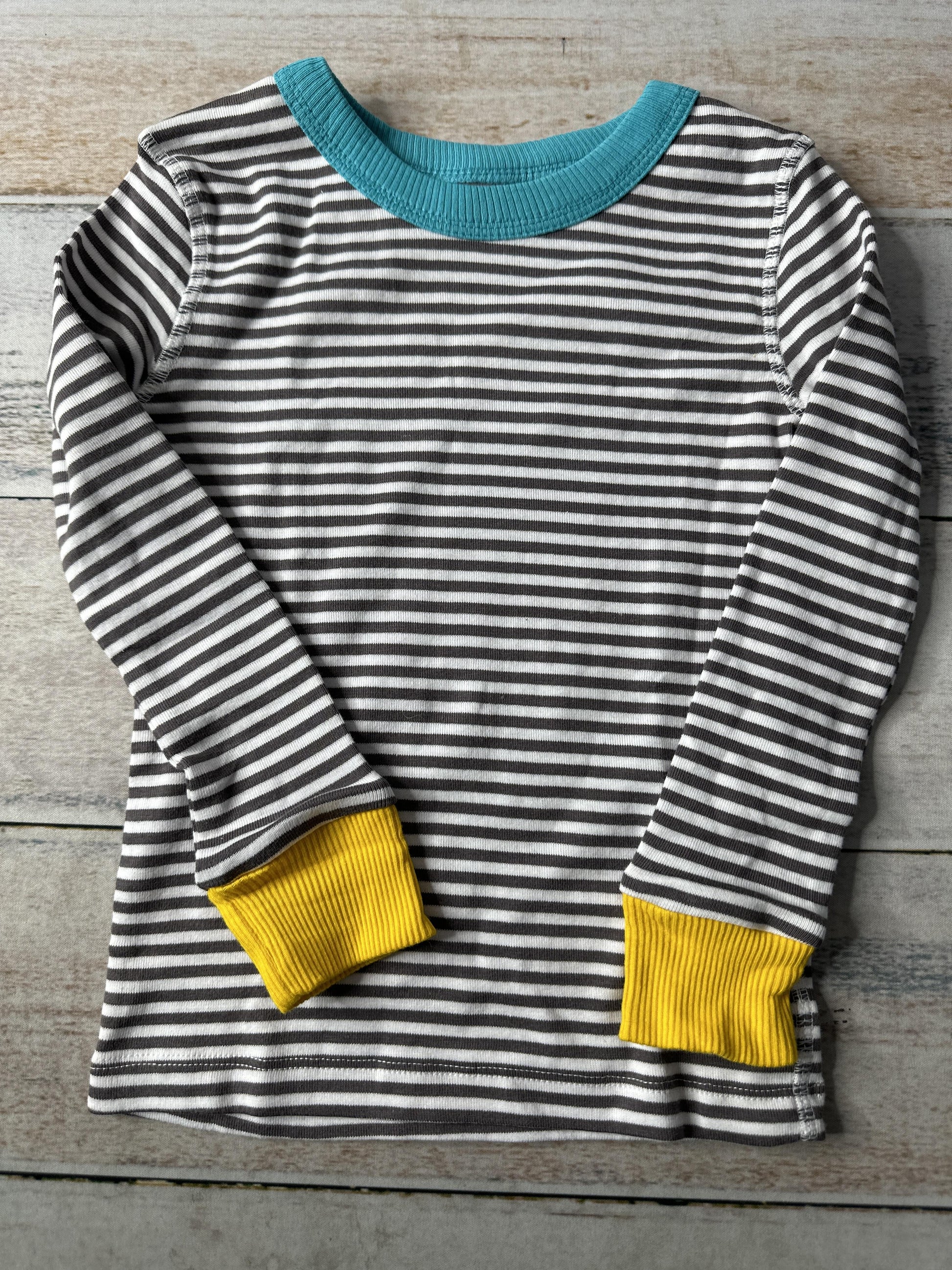 Mightly Unisex Grey | White Pajamas Size: 4T Grey | White