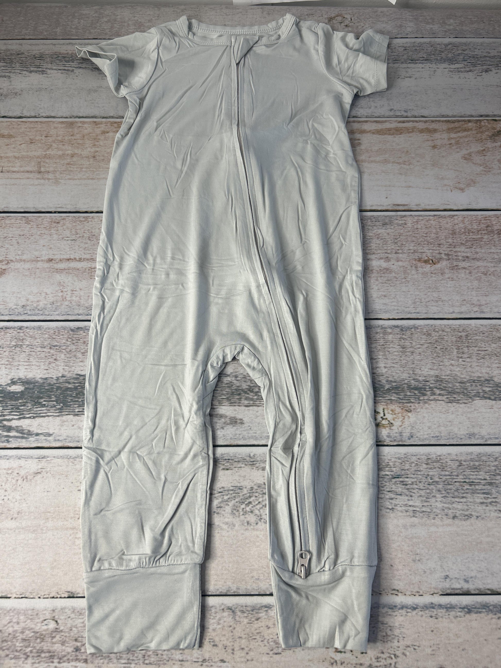 Unisex Grey 1-piece footed Pajamas Size: 12-18 months Grey
