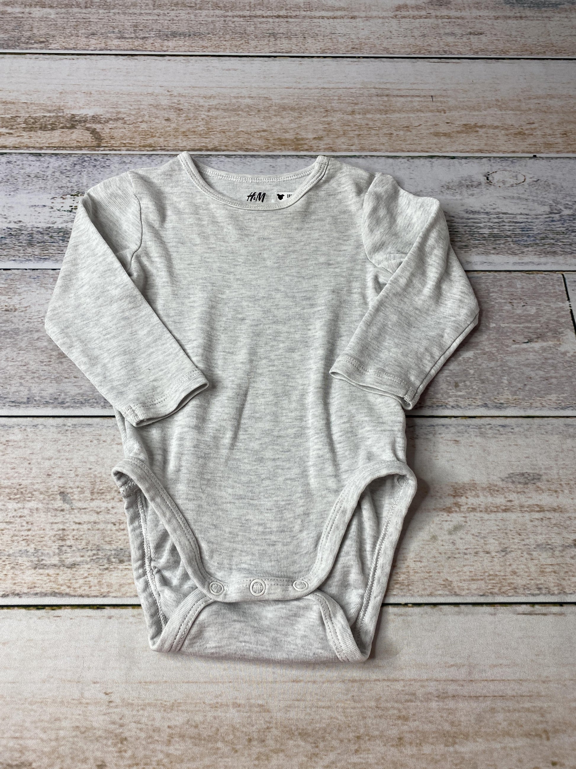 H&M Unisex Grey Onesie Size: 9 months Grey