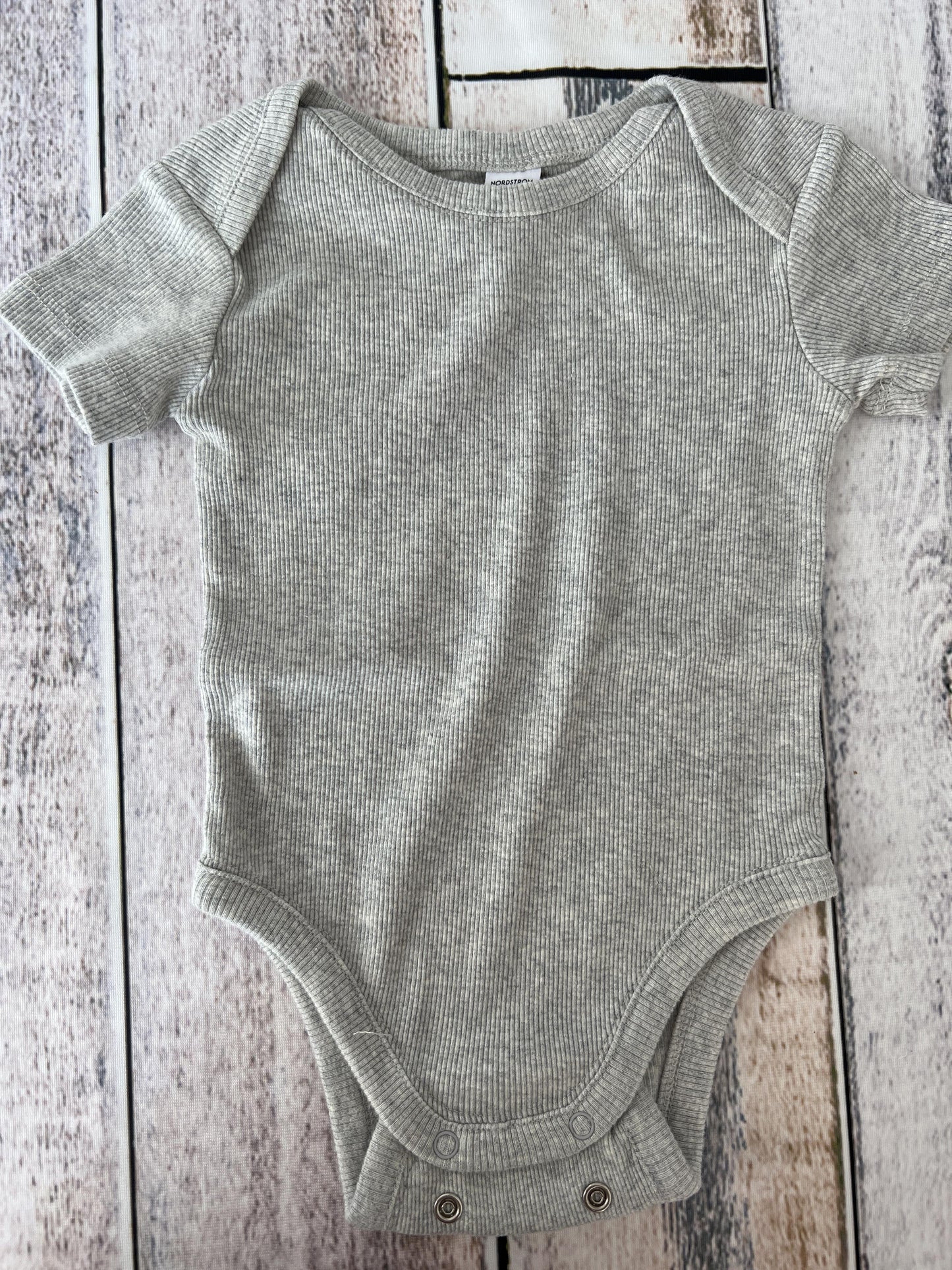 Nordstrom Unisex Grey Onesie Size: 9-12 Months Grey