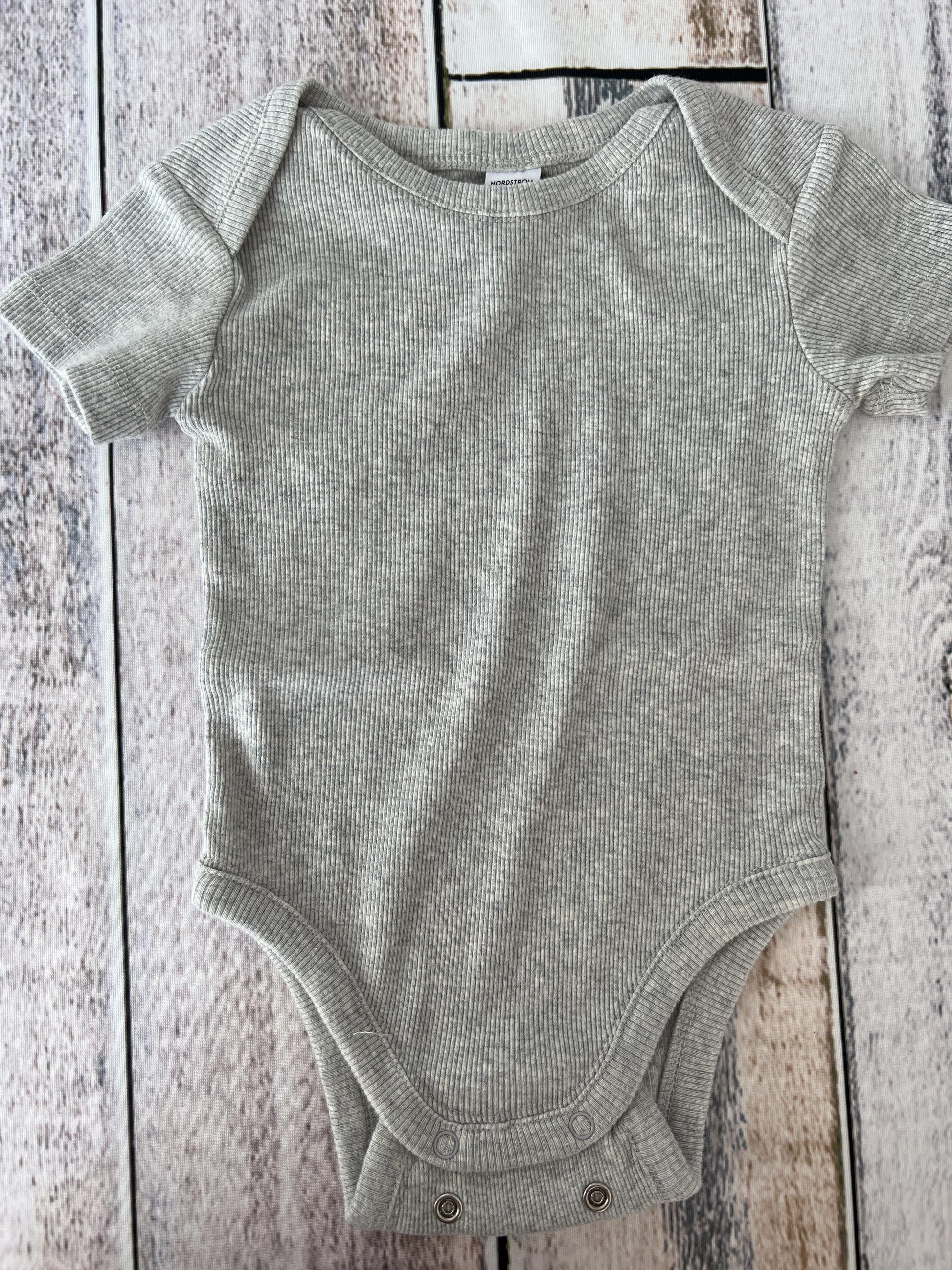 Nordstrom Unisex Grey Onesie Size: 9-12 Months Grey