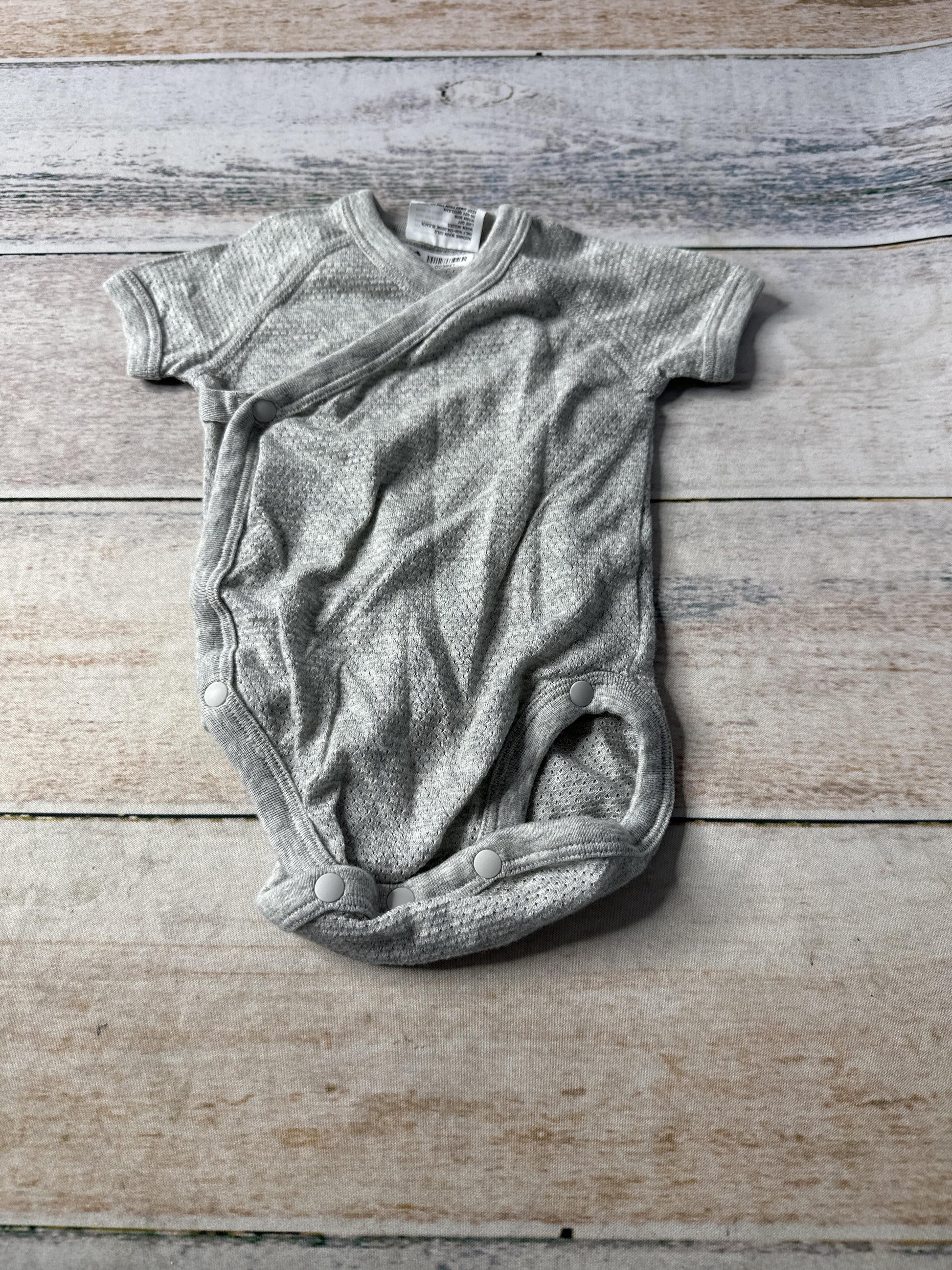 Uniqlo Unisex Grey Button Down Short Sleeve Size: 0-3 months Grey