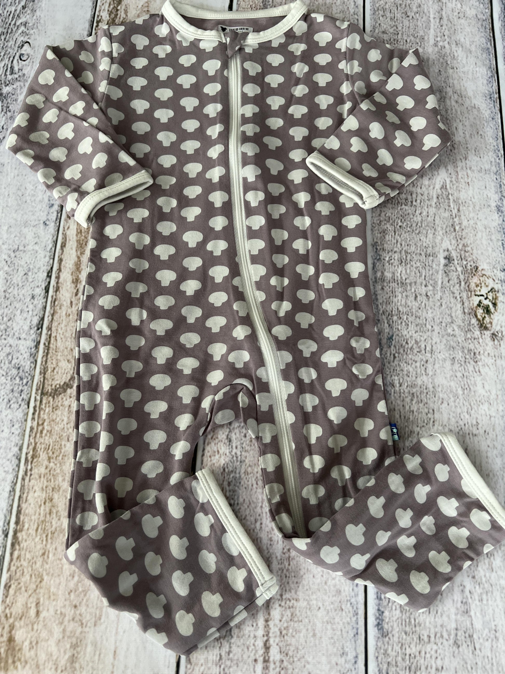 KicKee Pants Girls Lavender | White | Pattern Long Sleeve Outfit Size: 6-9 months Lavender | White | Pattern