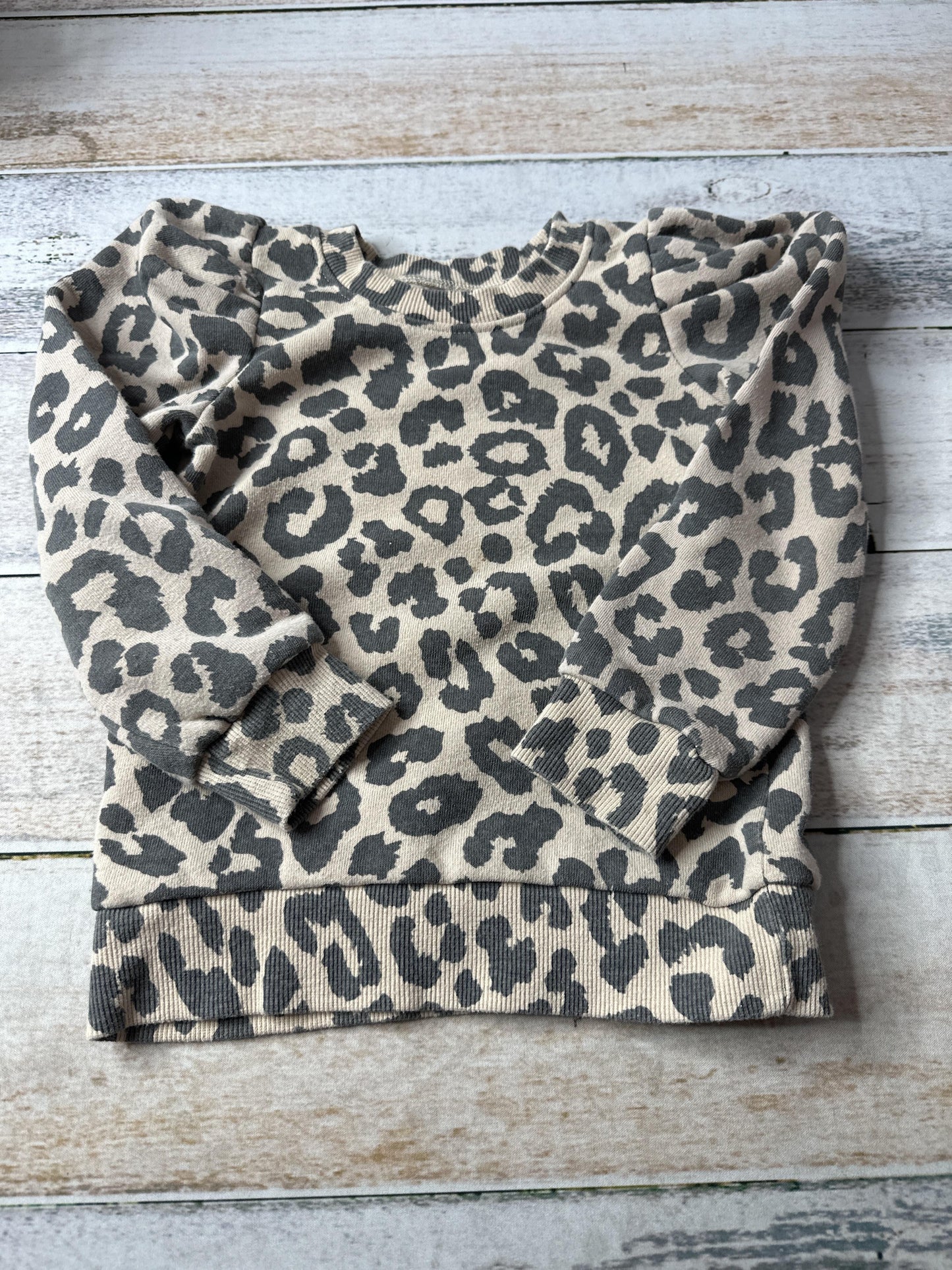 Girls Leopard print Sweatshirt Size: 4T Leopard print