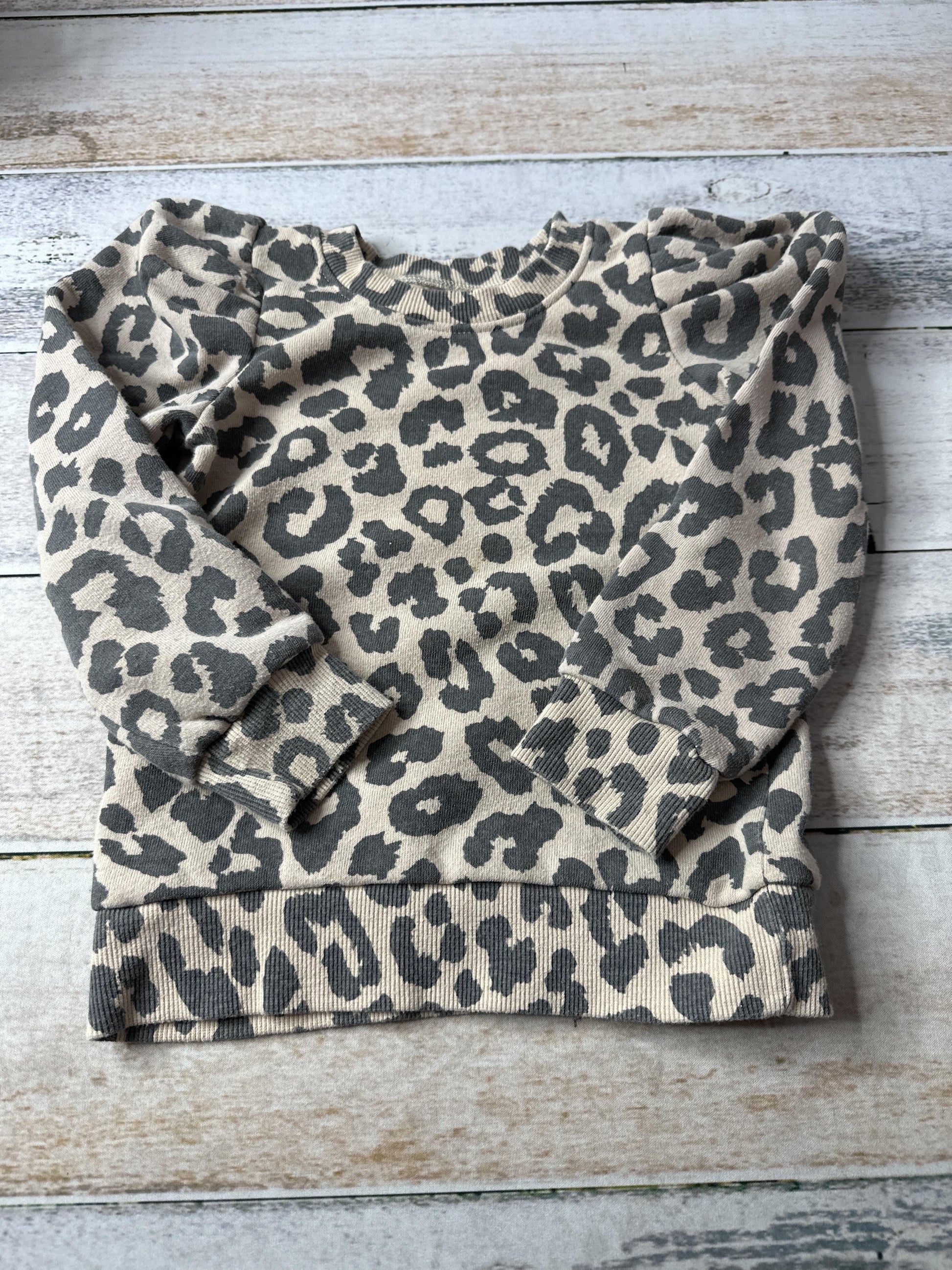 Girls Leopard print Sweatshirt Size: 4T Leopard print