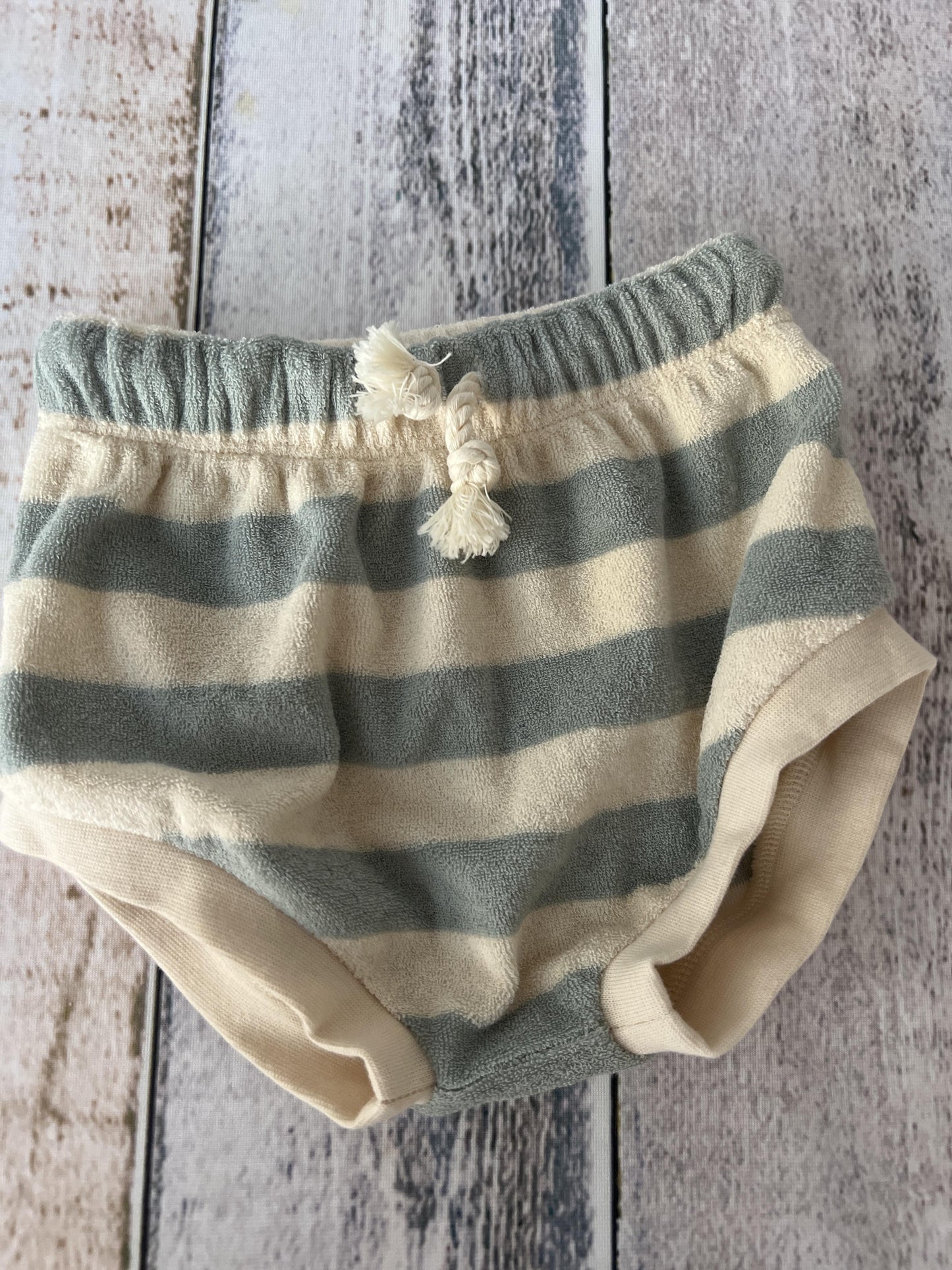 Quincy Mae Girls Light Blue | cream | Stripe Shorts Size: 6-12 months Light Blue | cream | Stripe