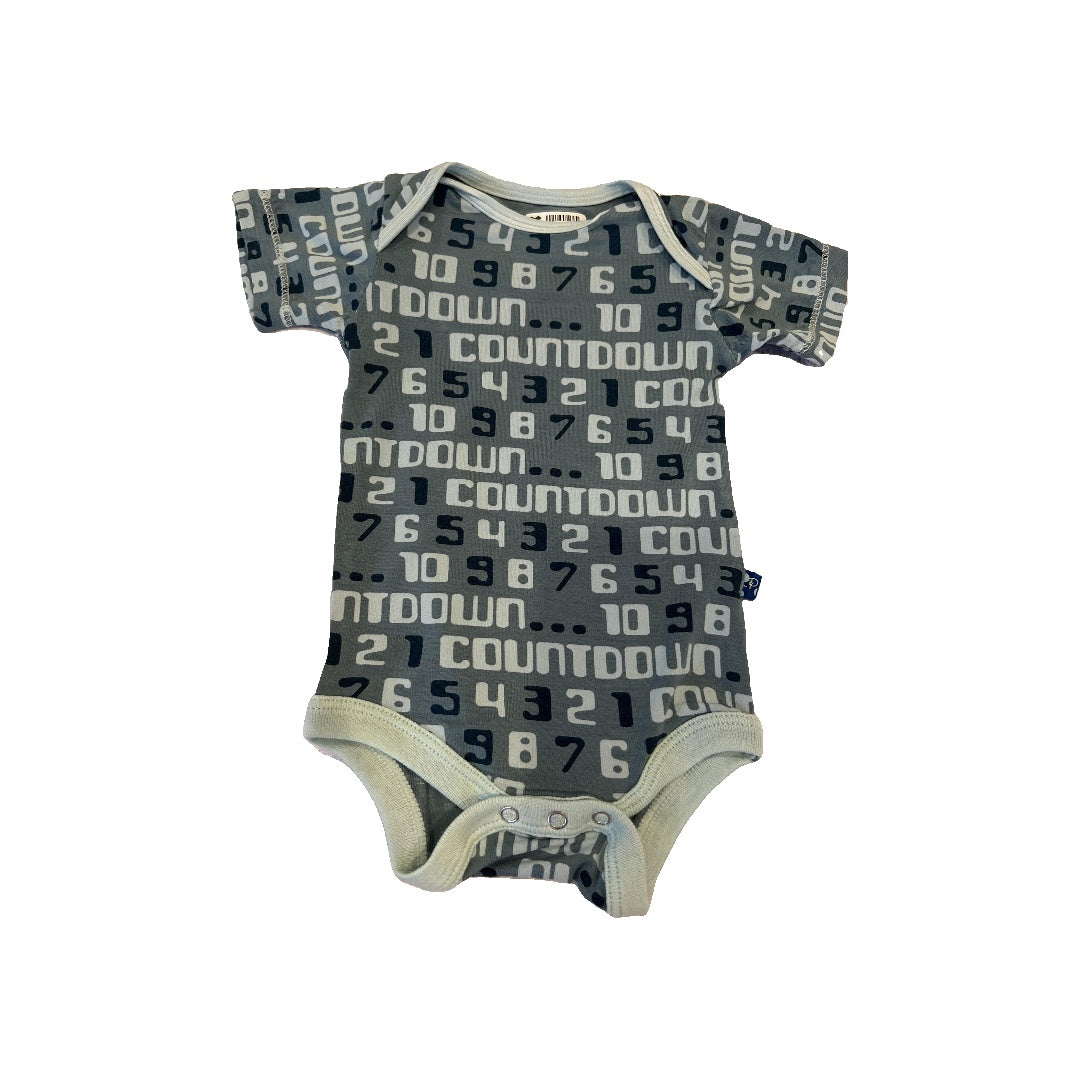KicKee Pants Boys Light Blue | Navy Blue | Numbers Onesie Size: 0-3 months Light Blue | Navy Blue | Numbers