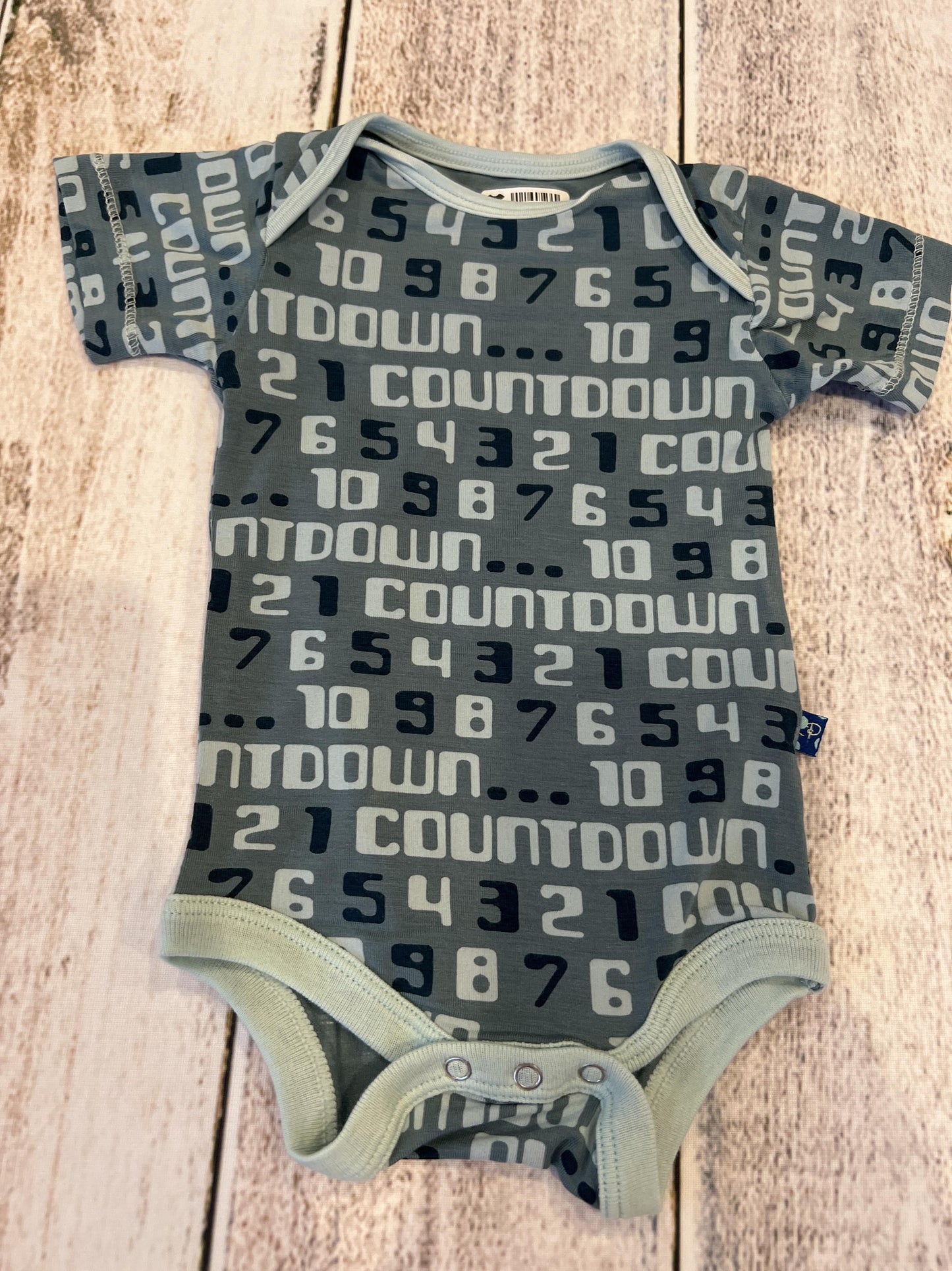 KicKee Pants Boys Light Blue | Navy Blue | Numbers Onesie Size: 0-3 months Light Blue | Navy Blue | Numbers