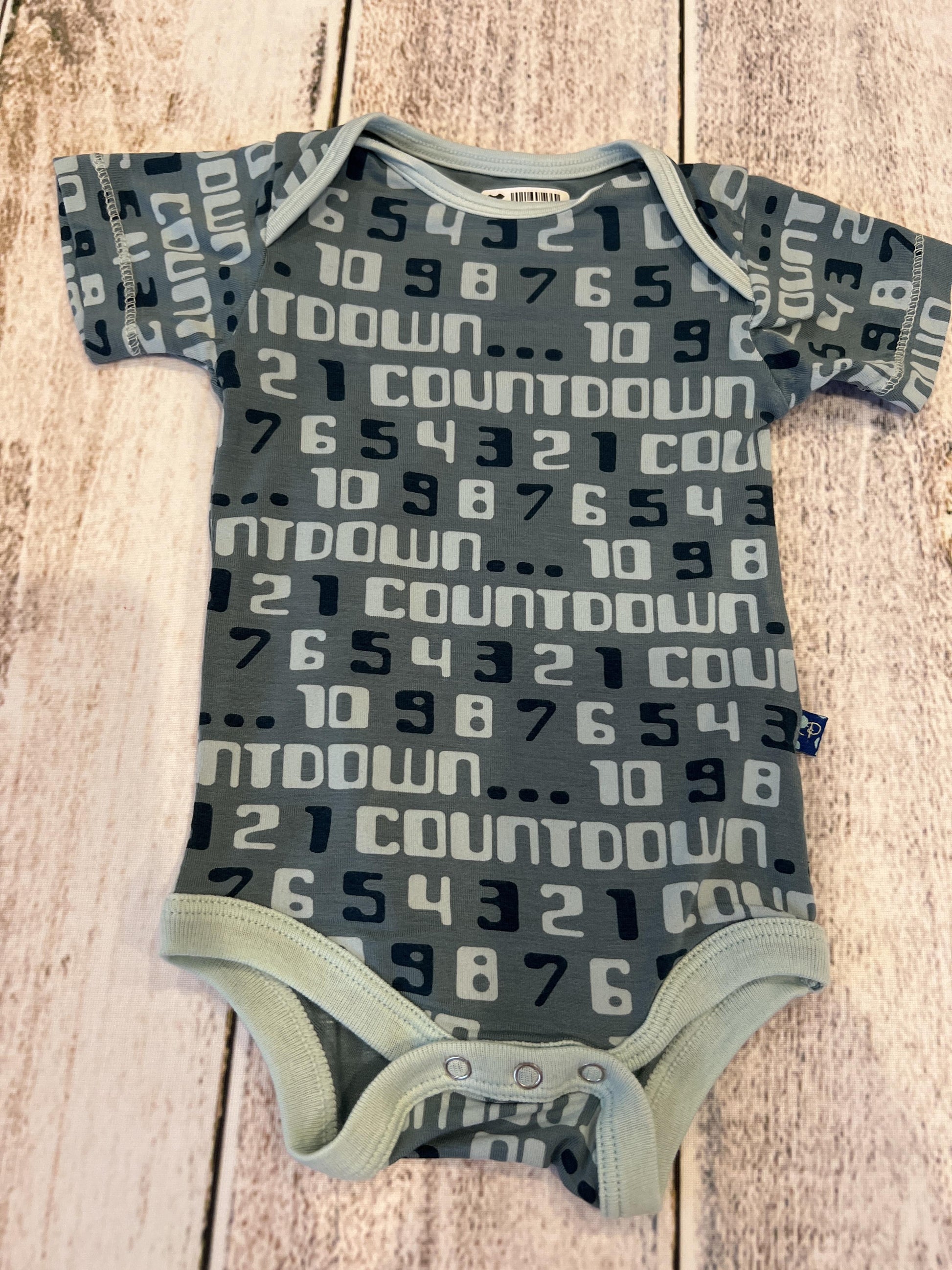 KicKee Pants Boys Light Blue | Navy Blue | Numbers Onesie Size: 0-3 months Light Blue | Navy Blue | Numbers