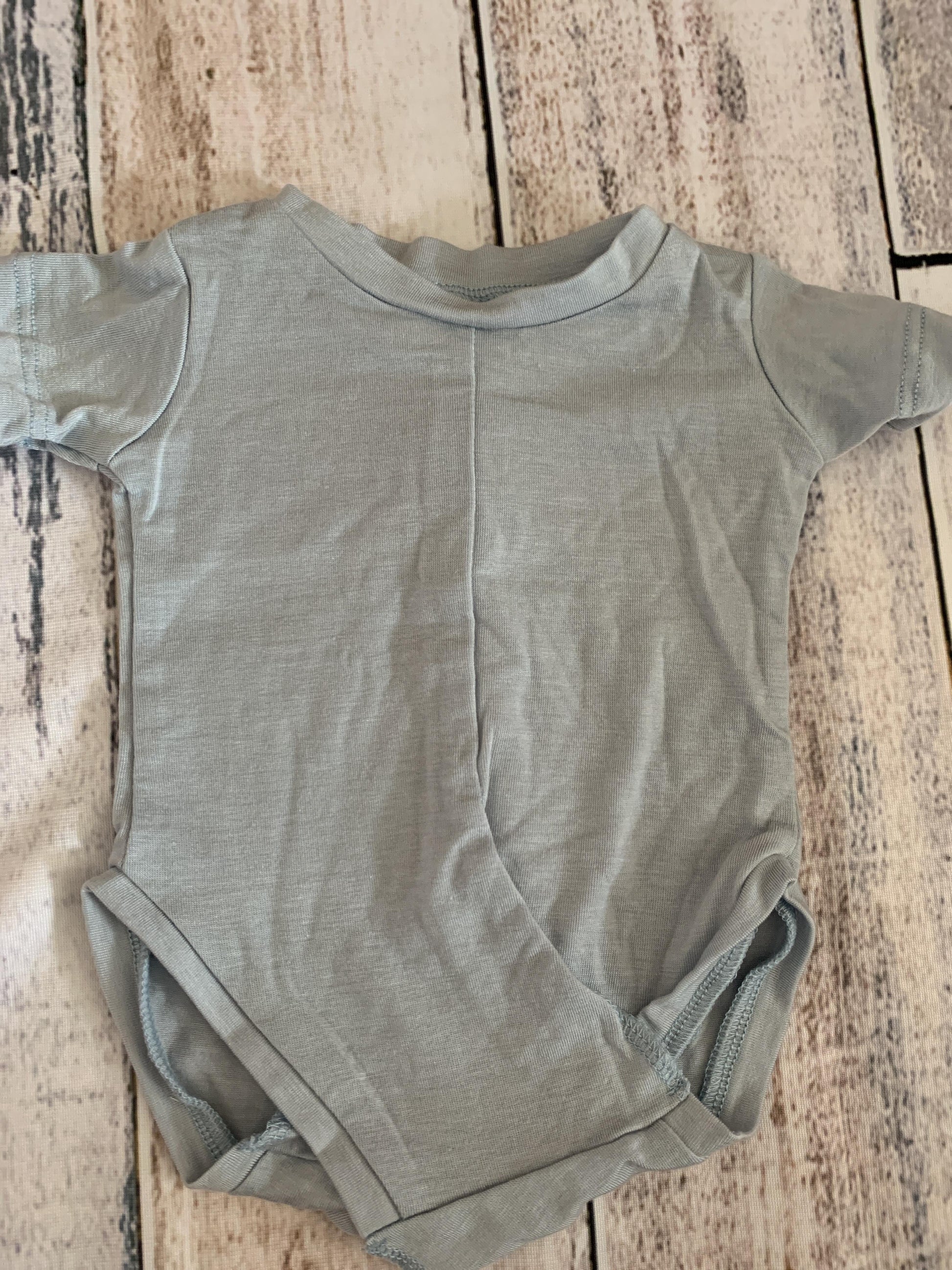 Peasy Boys Light Blue Onesie Size: Newborn Light Blue