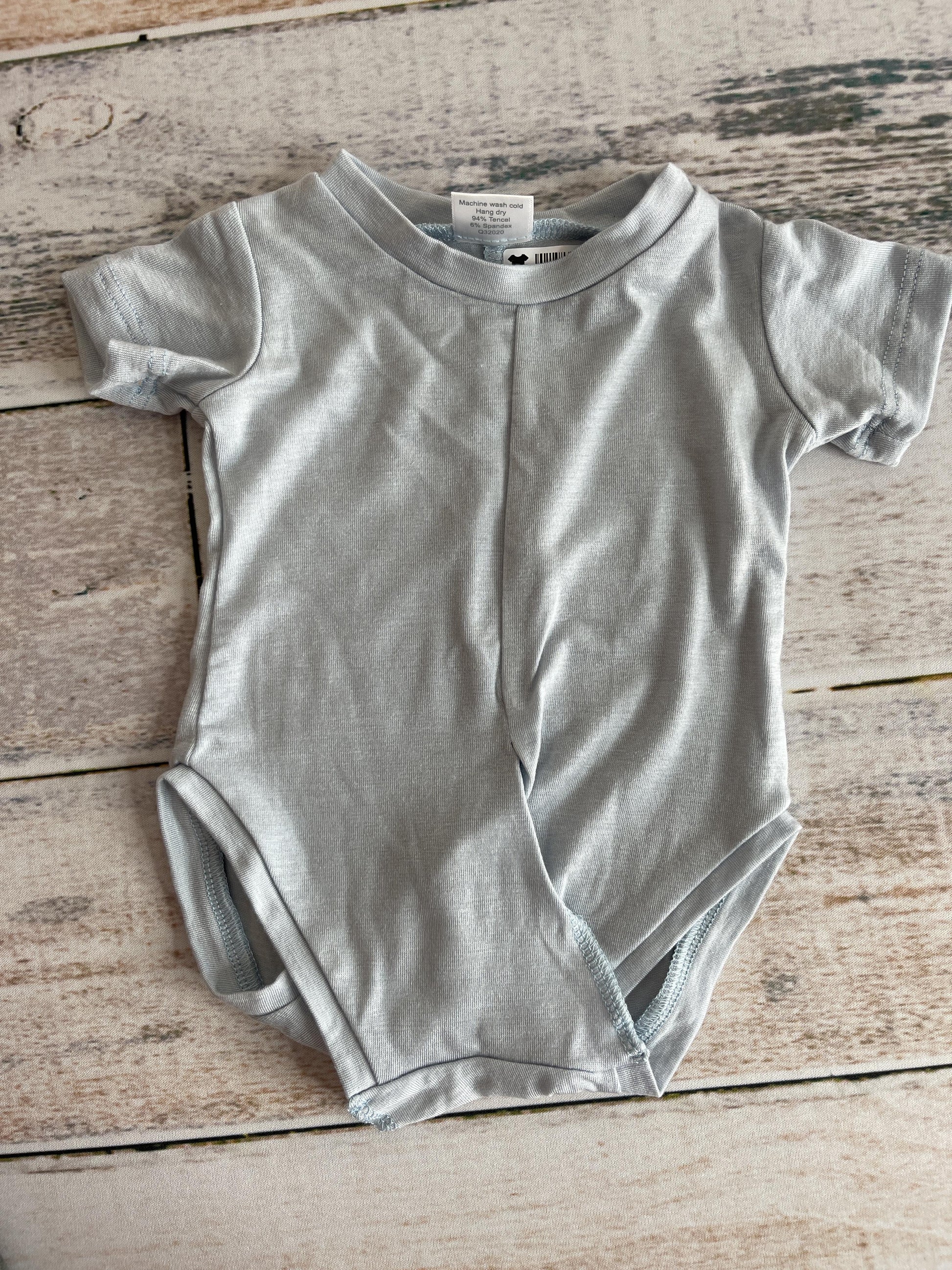 Peasy Boys Light Blue Onesie Size: Newborn Light Blue