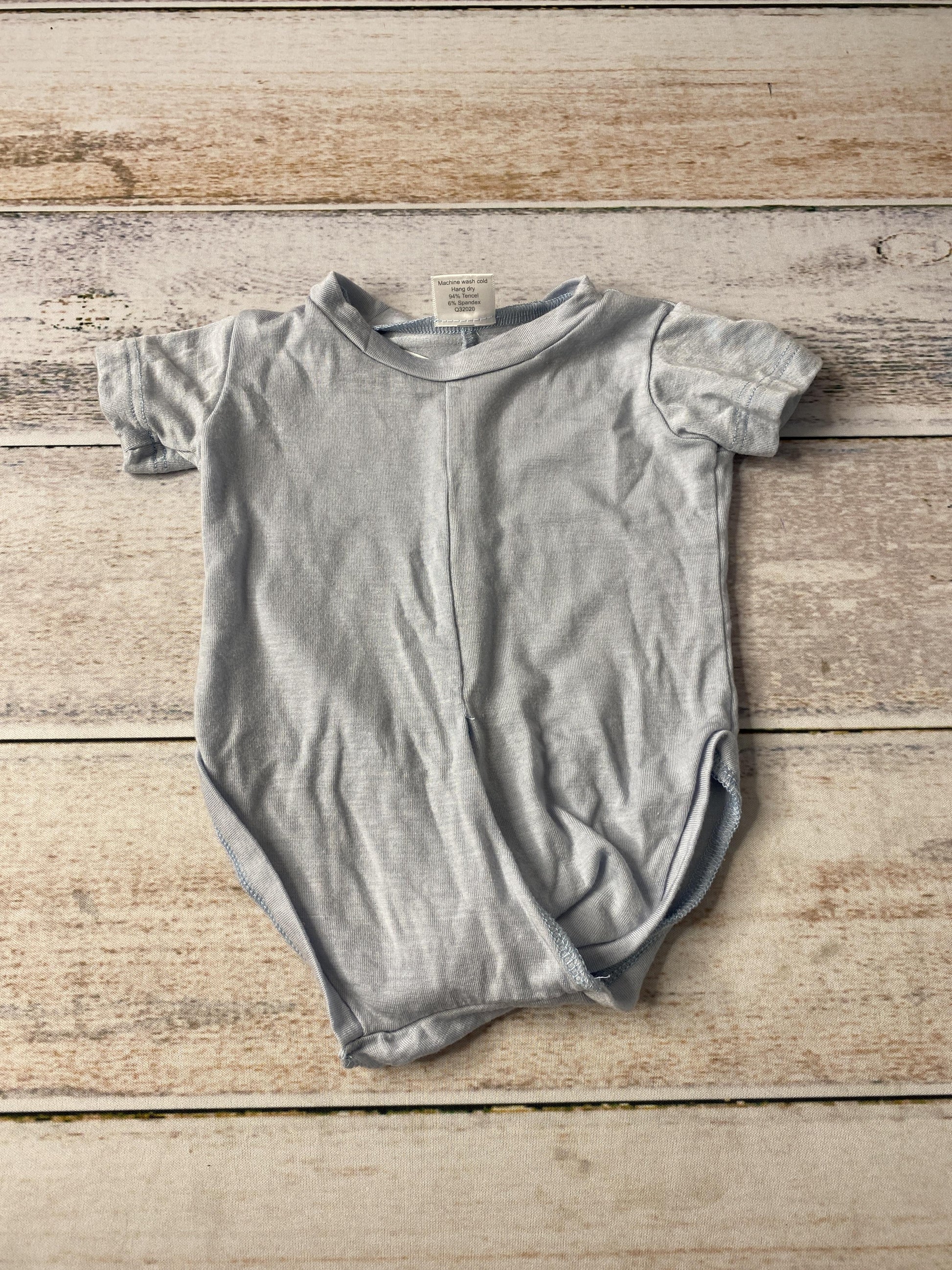 Peasy Unisex Light Blue Onesie Size: 0-3 months Light Blue