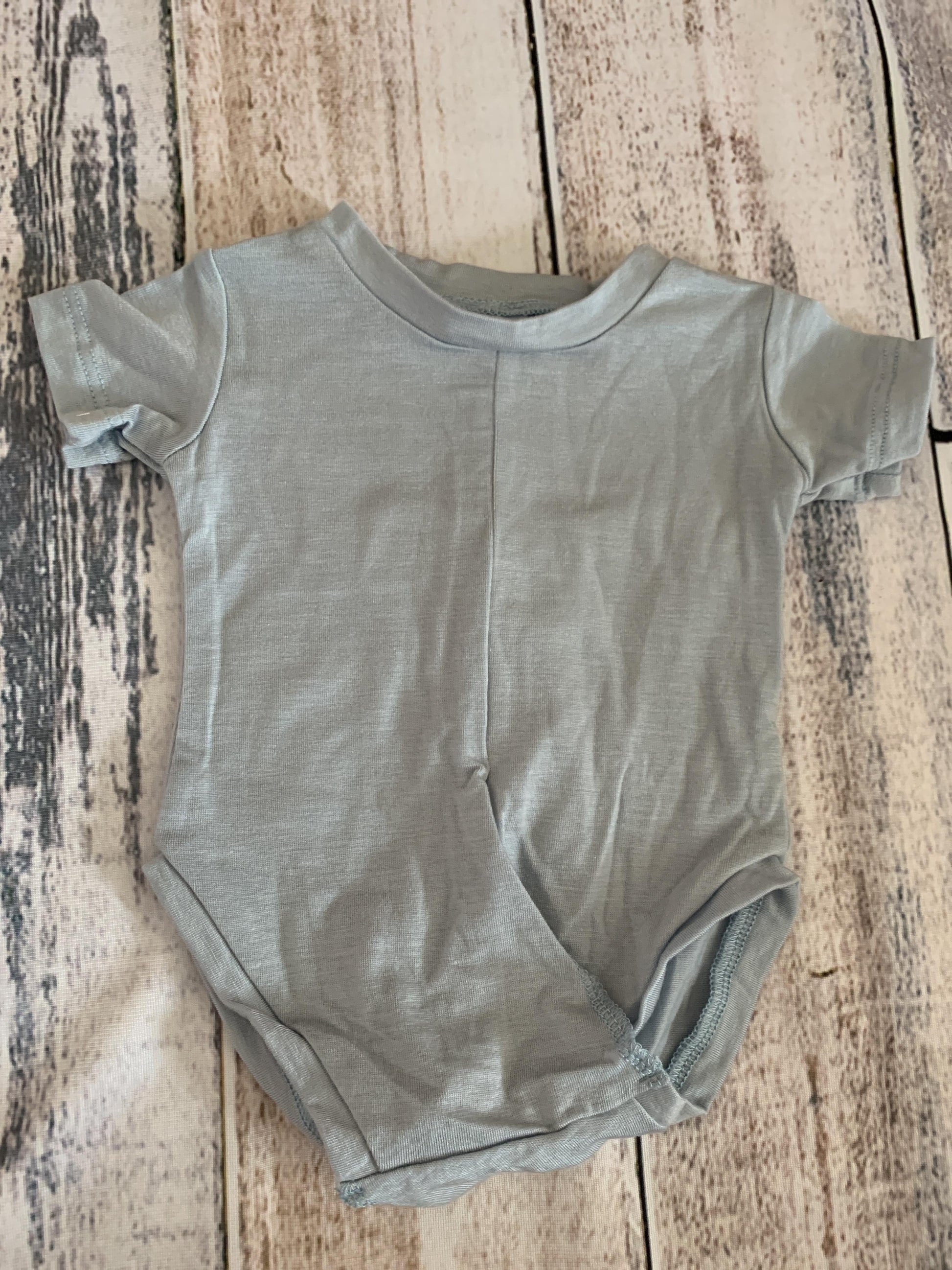 Peasy Boys Light Blue Onesie Size: Newborn Light Blue