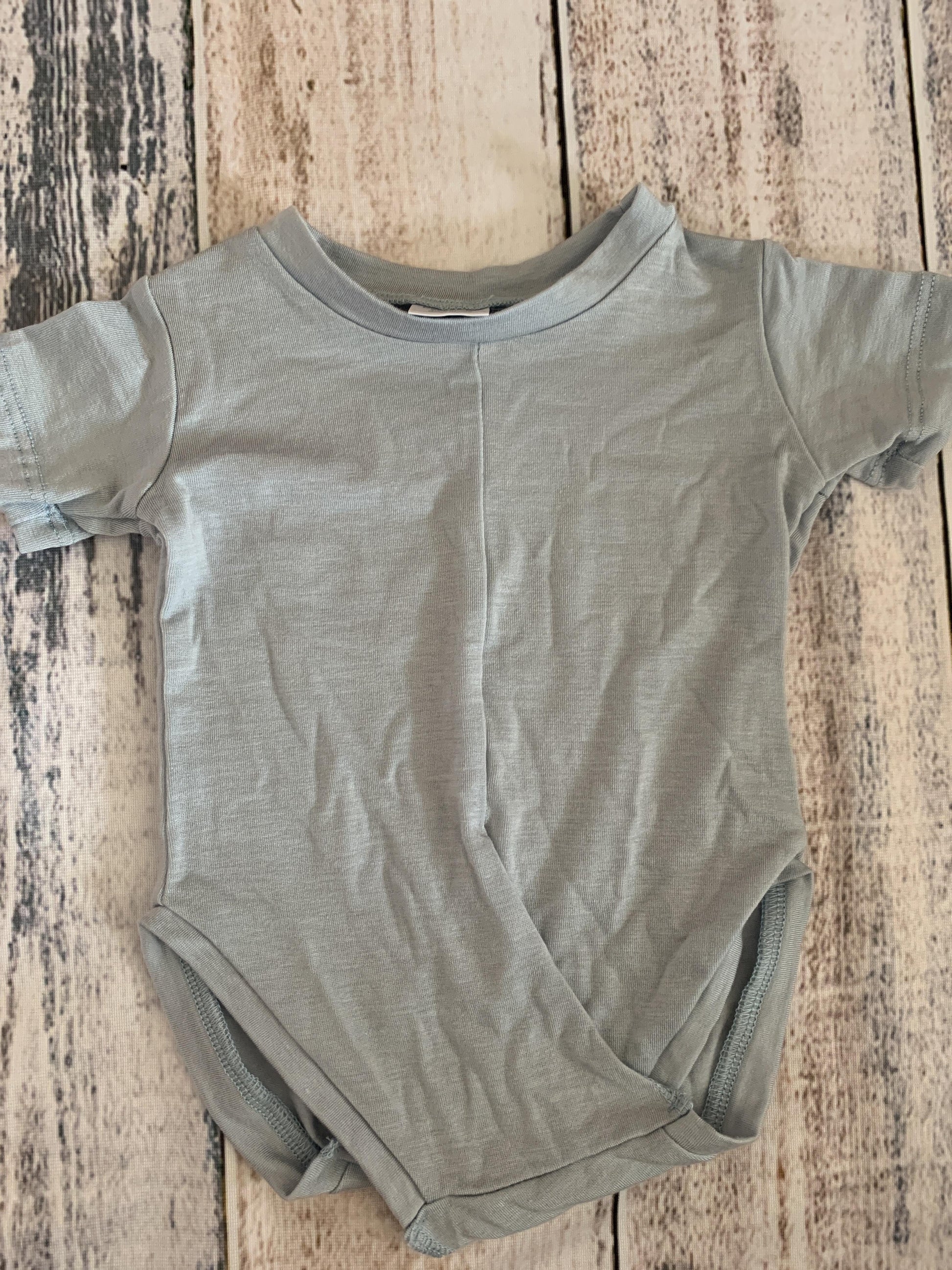 Peasy Boys Light Blue Onesie Size: 3-6 months Light Blue