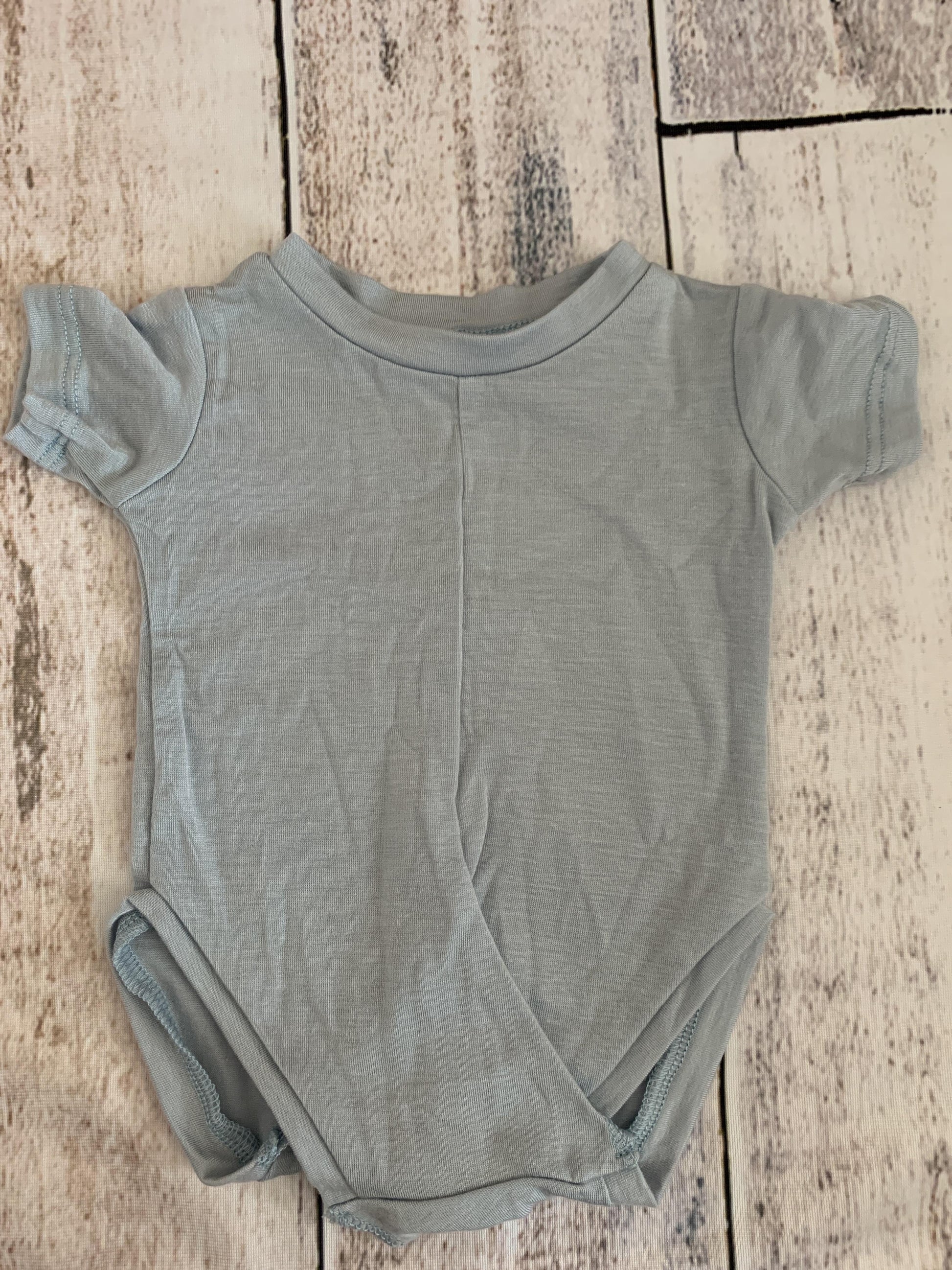 Peasy Boys Light Blue Onesie Size: Newborn Light Blue