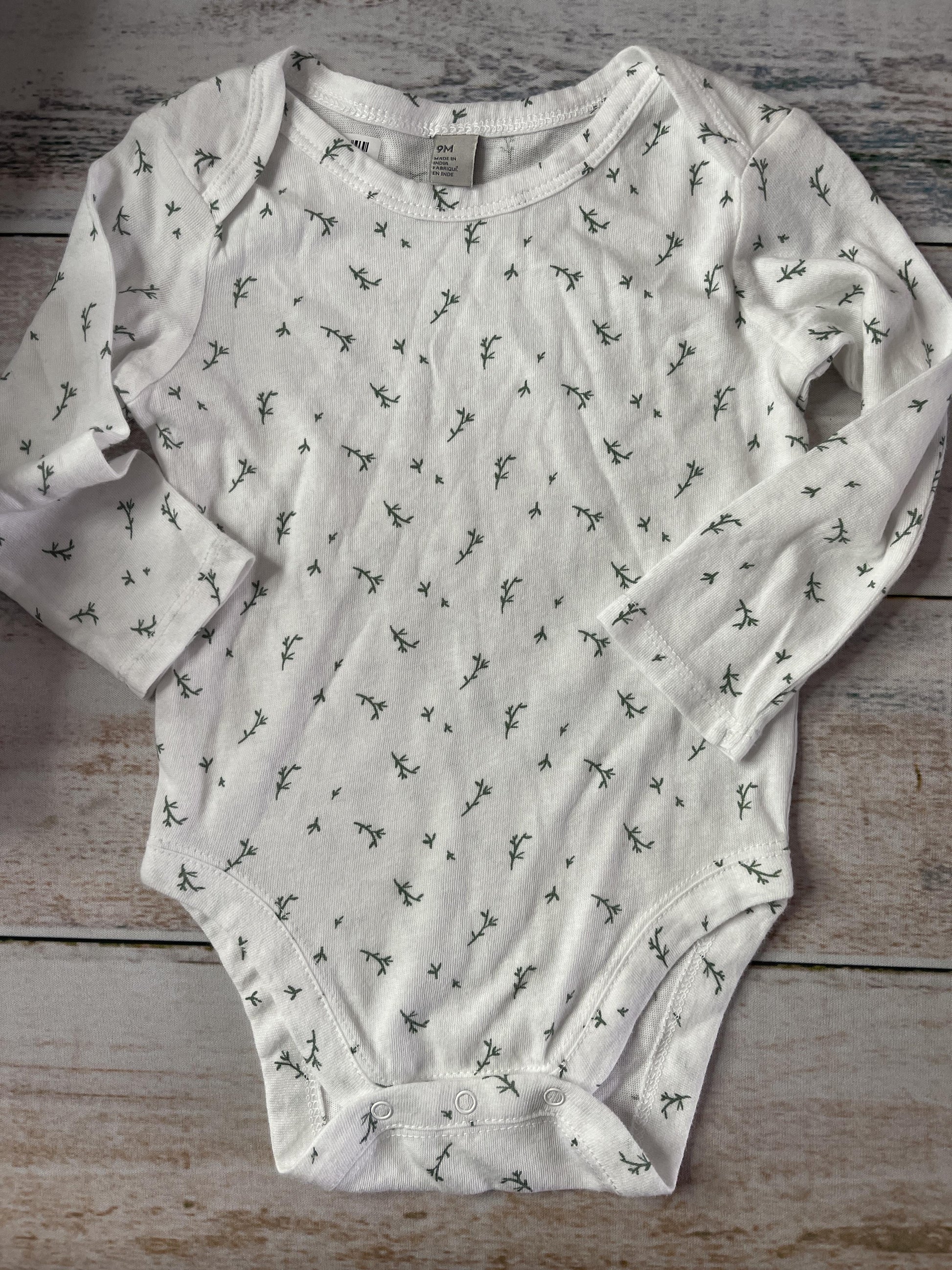 Nordstrom Unisex light green | White Onesie Size: 9 months light green | White