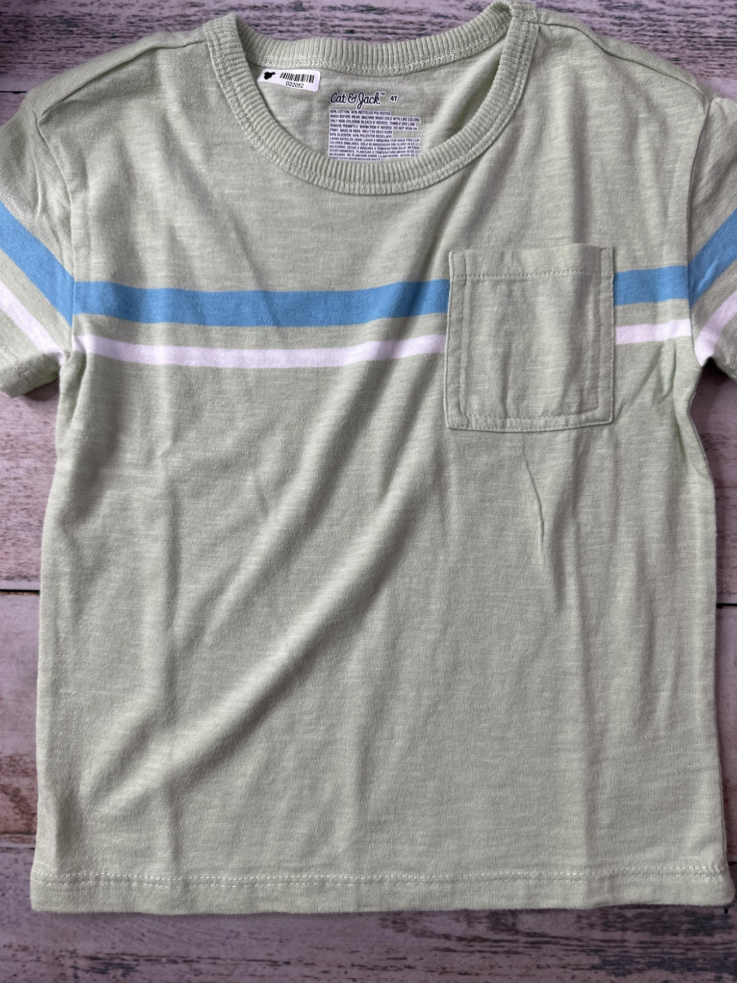 Cat & Jack Unisex light green | White T-Shirt Size: 4T light green | White