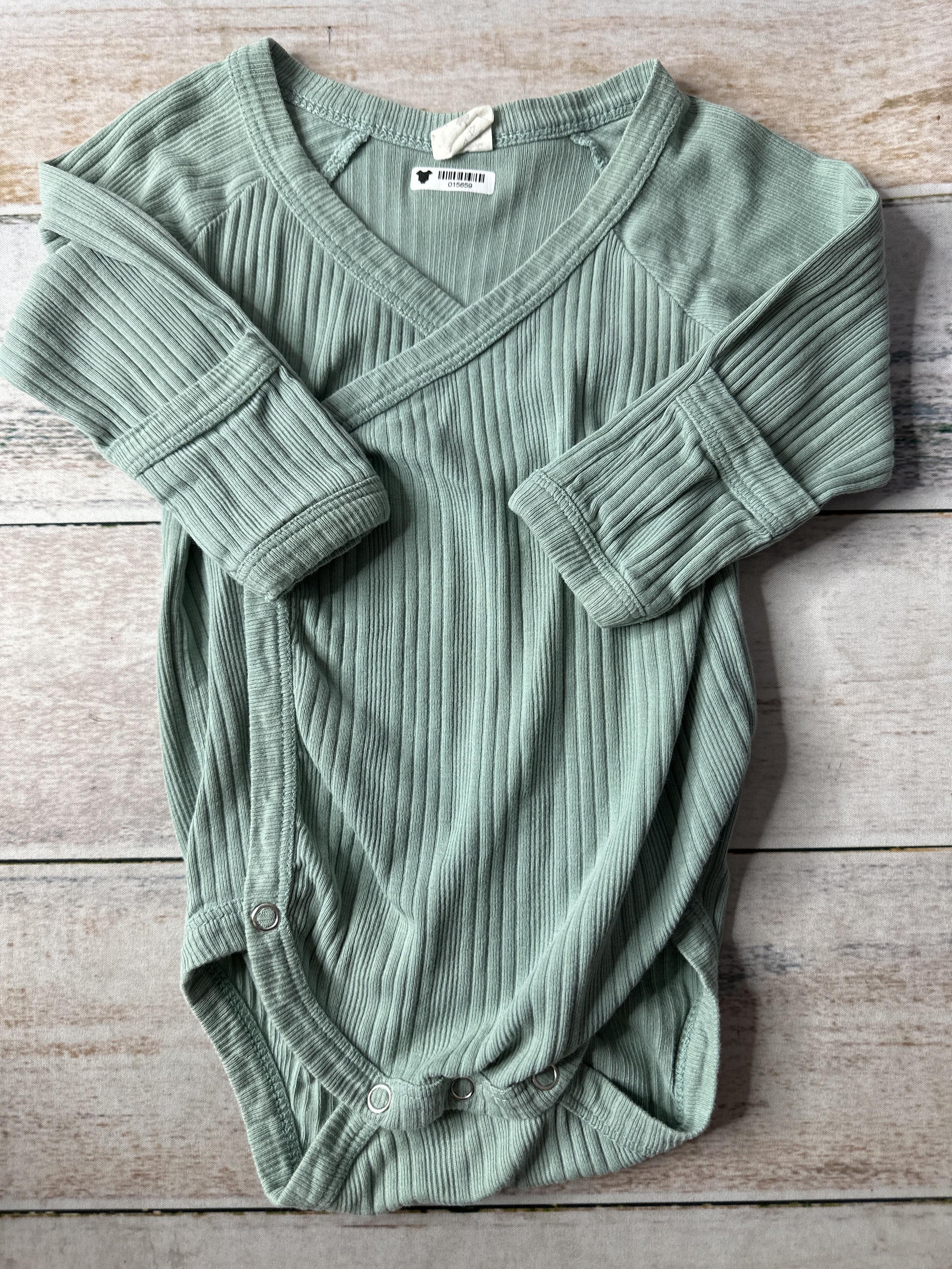 Kate Quinn Unisex light green Onesie Size: 6-12 months light green