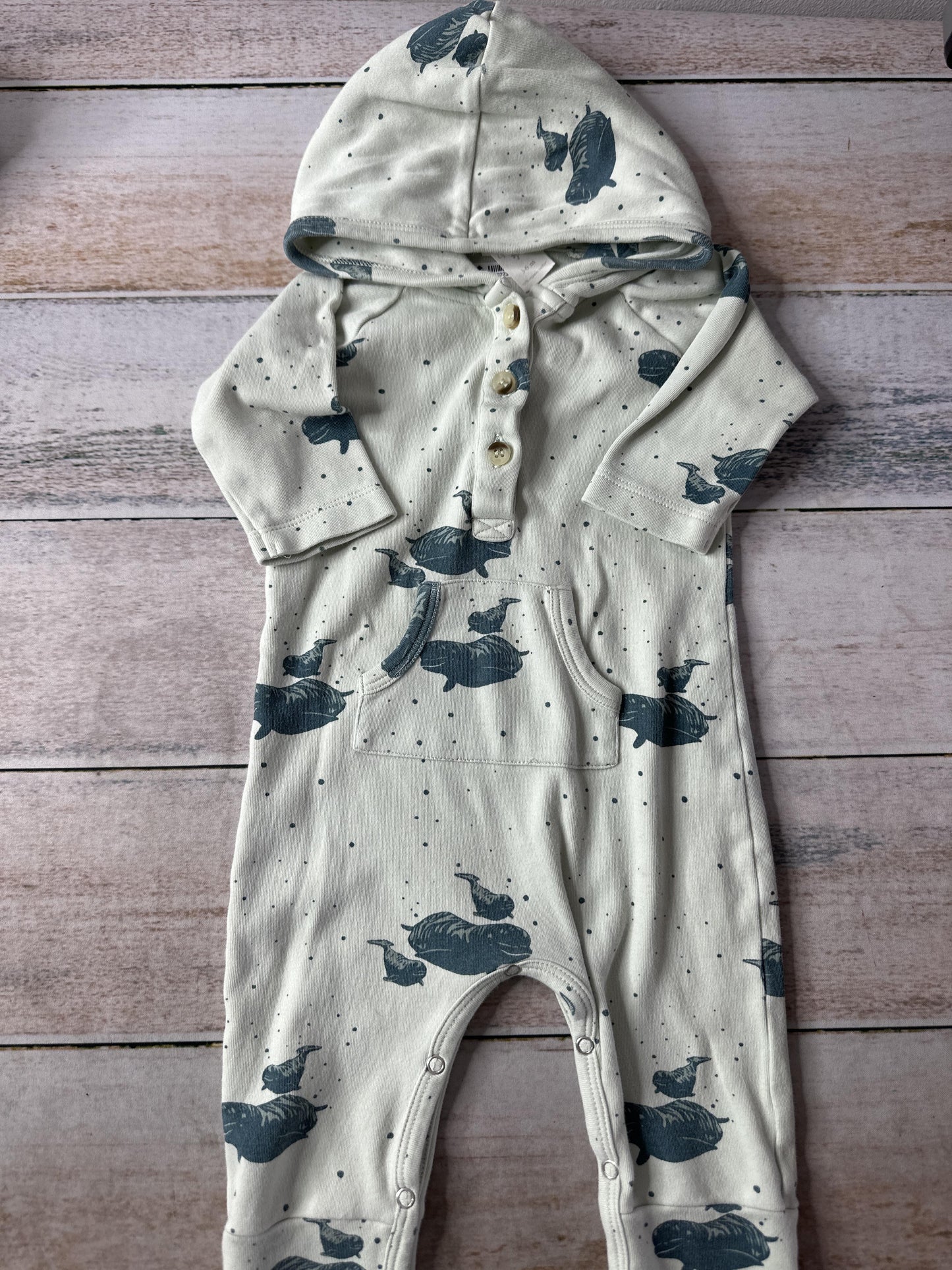 Unisex light green Romper Size: 3-6 months light green