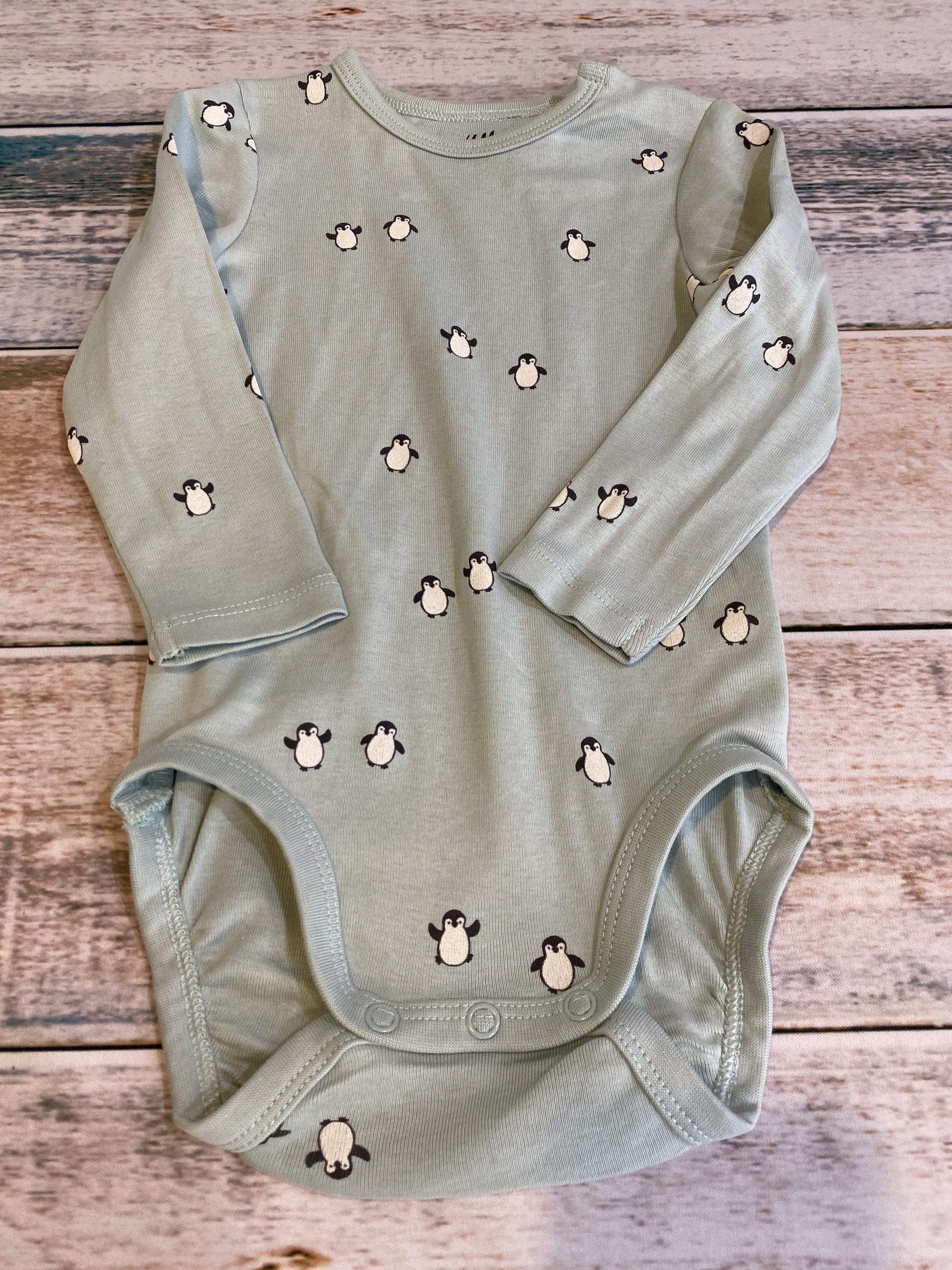 H&M Unisex Mint | Penguins Onesie Size: 9 months Mint | Penguins