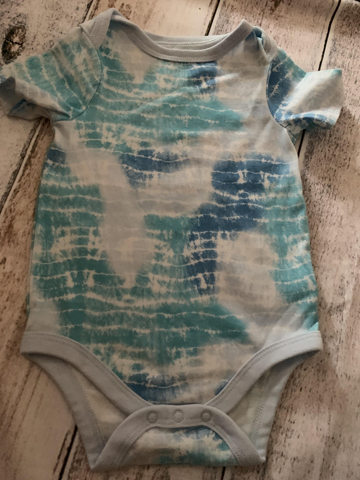 Cat & Jack Boys Navy Blue | Light Blue | Turquoise | Tie Dye Onesie Size: 12M Navy Blue | Light Blue | Turquoise | Tie Dye