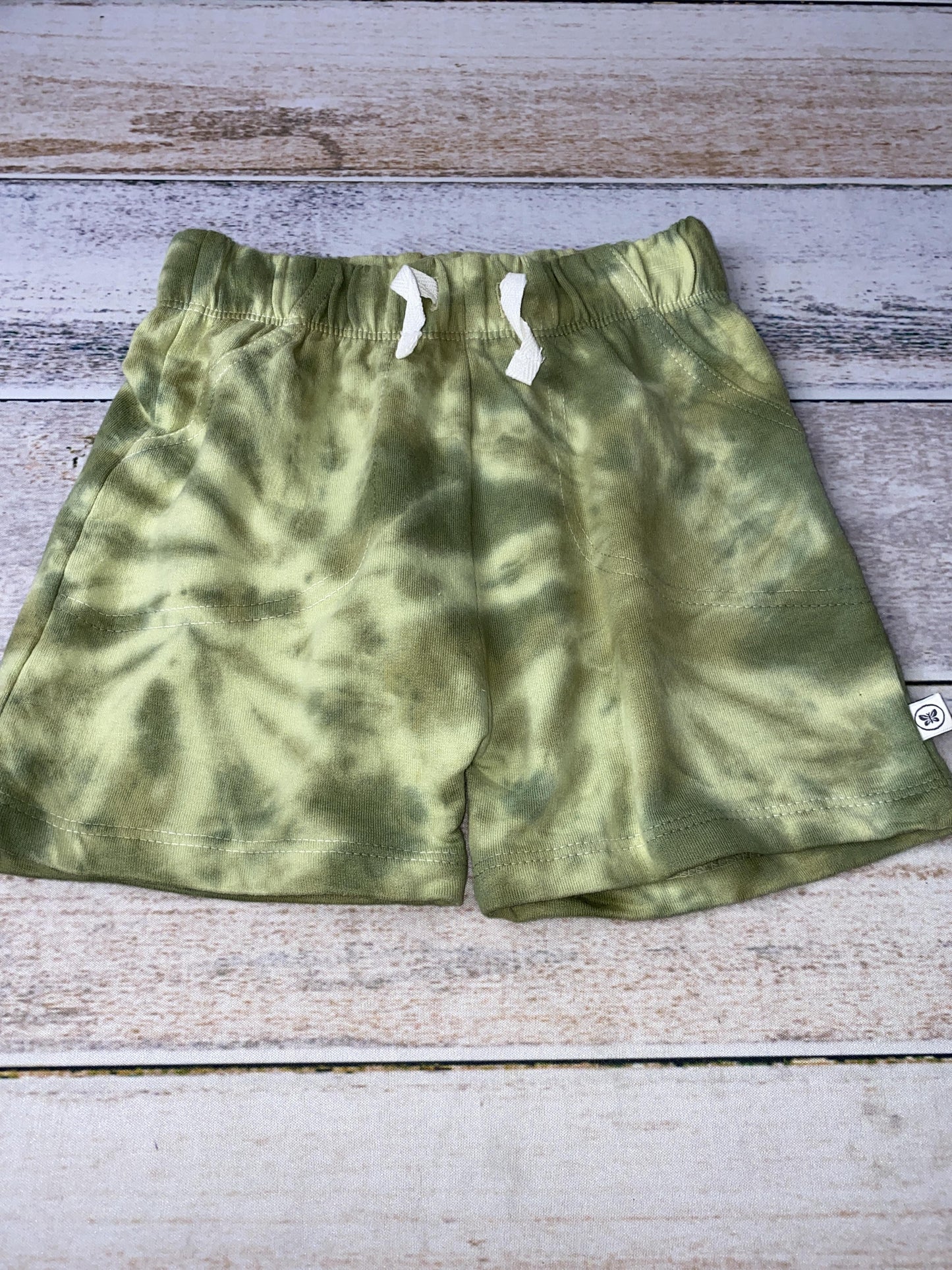 Honest co Boys Olive | Tie Dye Shorts Size: 24 months Olive | Tie Dye
