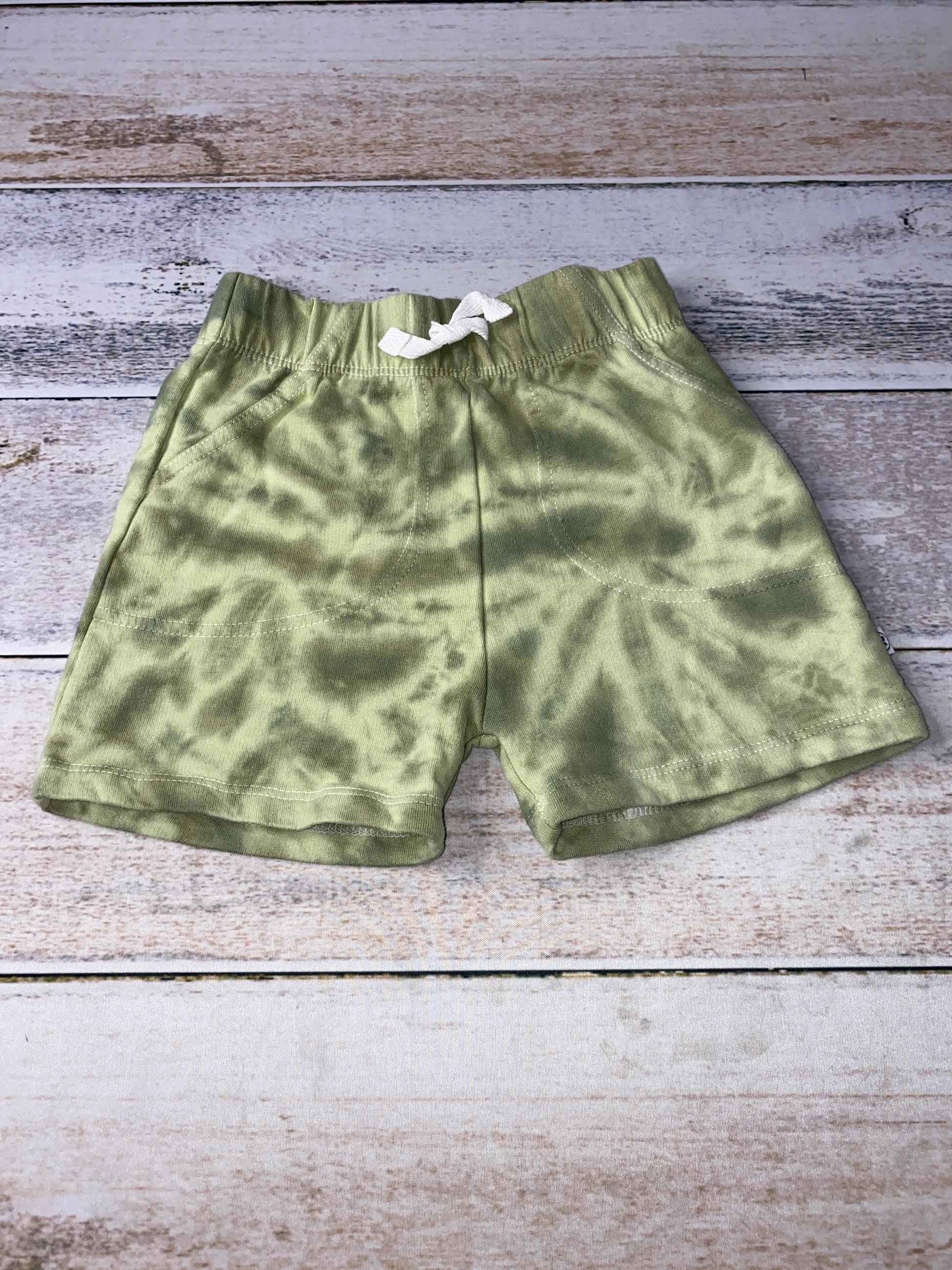 Honest co Boys Olive | Tie Dye Shorts Size: 18 months Olive | Tie Dye