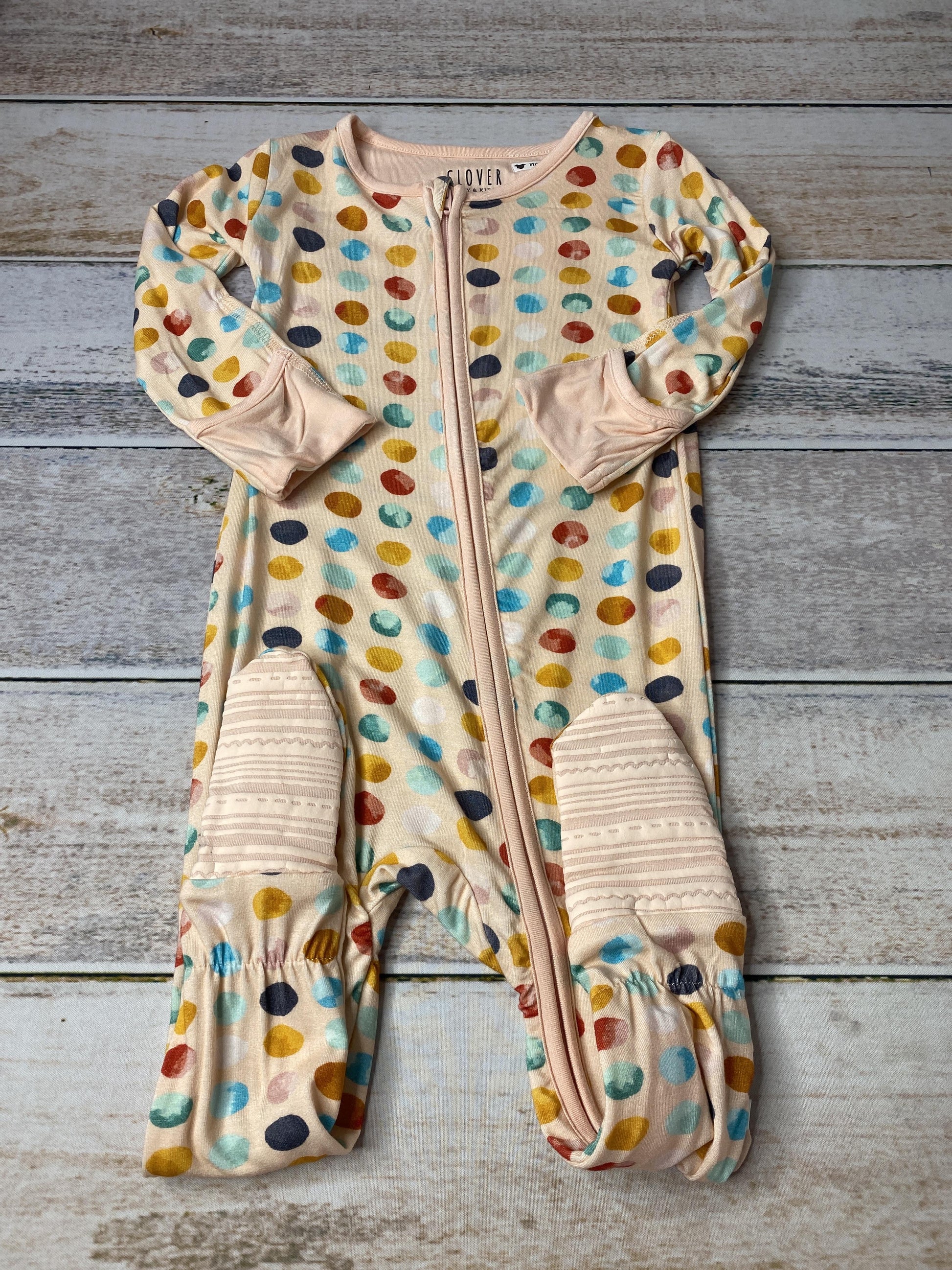 Clover Baby & Kids Unisex Peach | Dots Pajamas Size: 12-18 months Peach | Dots
