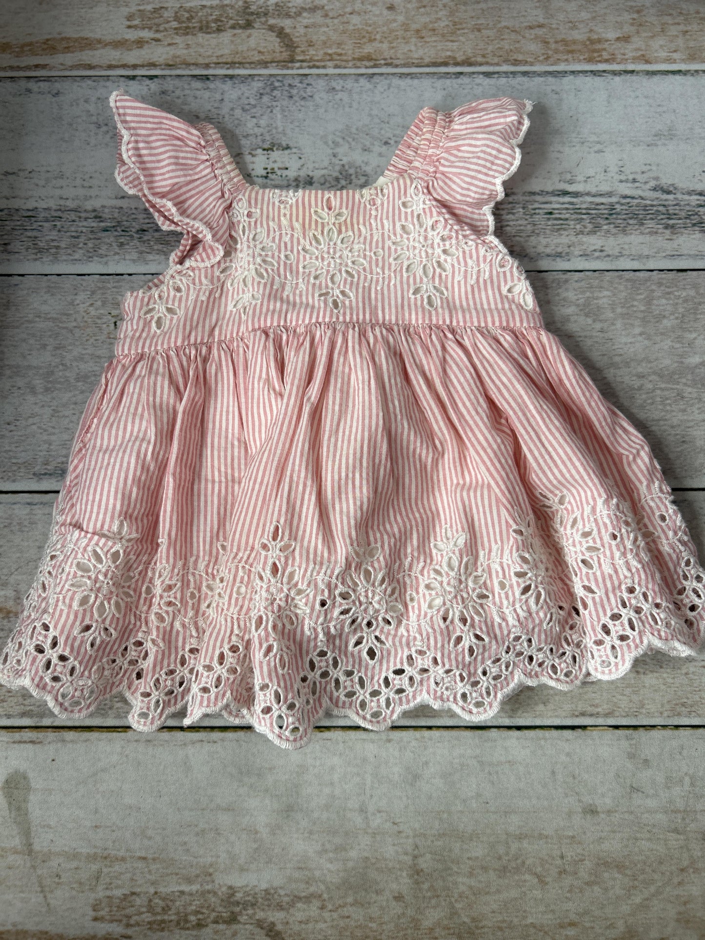Girls pink Dress Size: 0-3 months pink