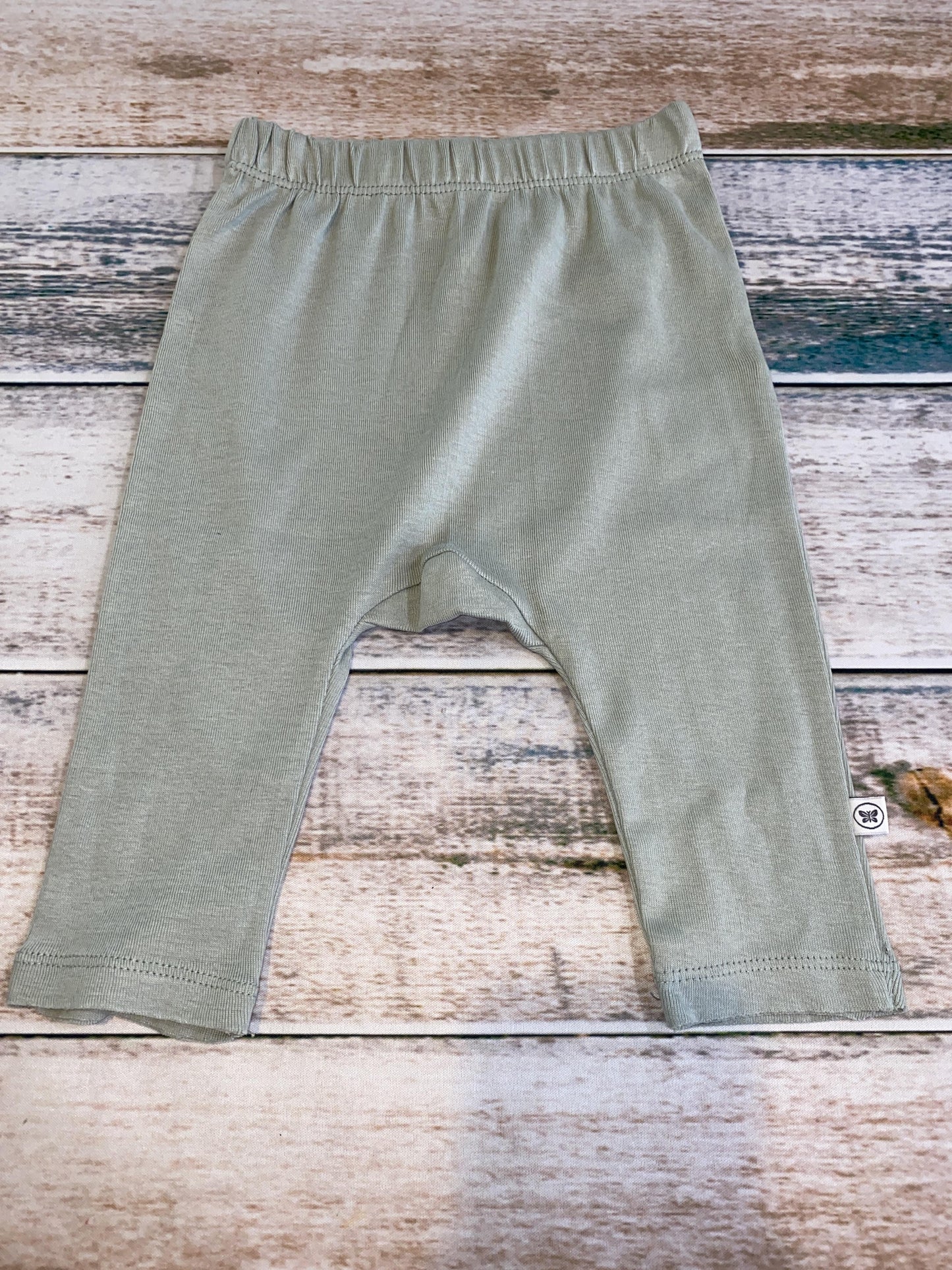 Honest co Unisex Sage Pants Size: 3-6 months Sage