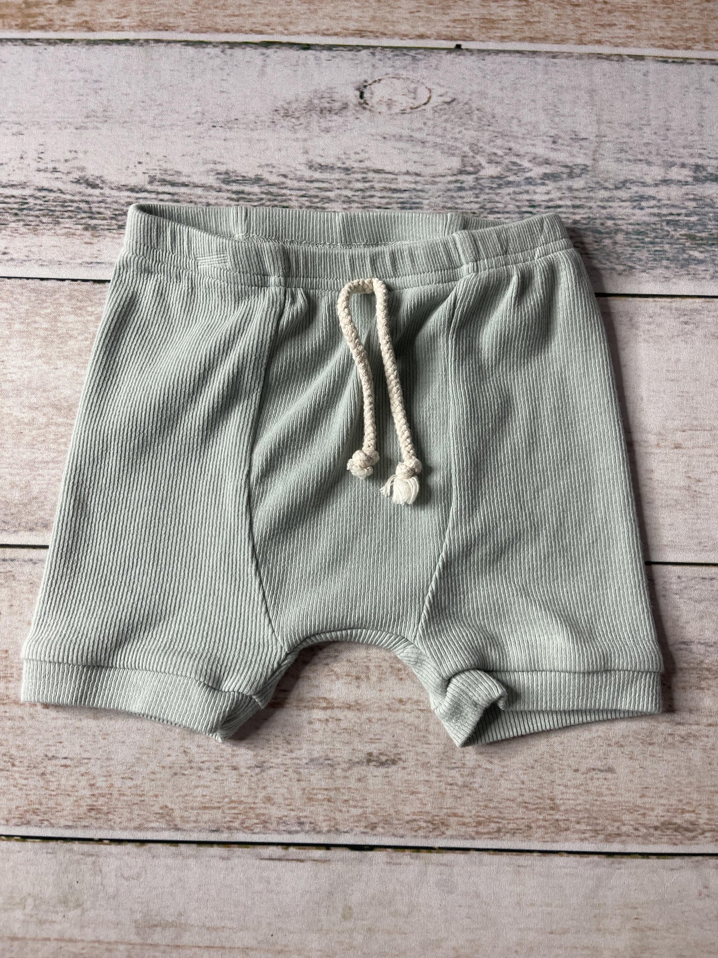 Mebie Baby Unisex Sage Shorts Size: 2T Sage