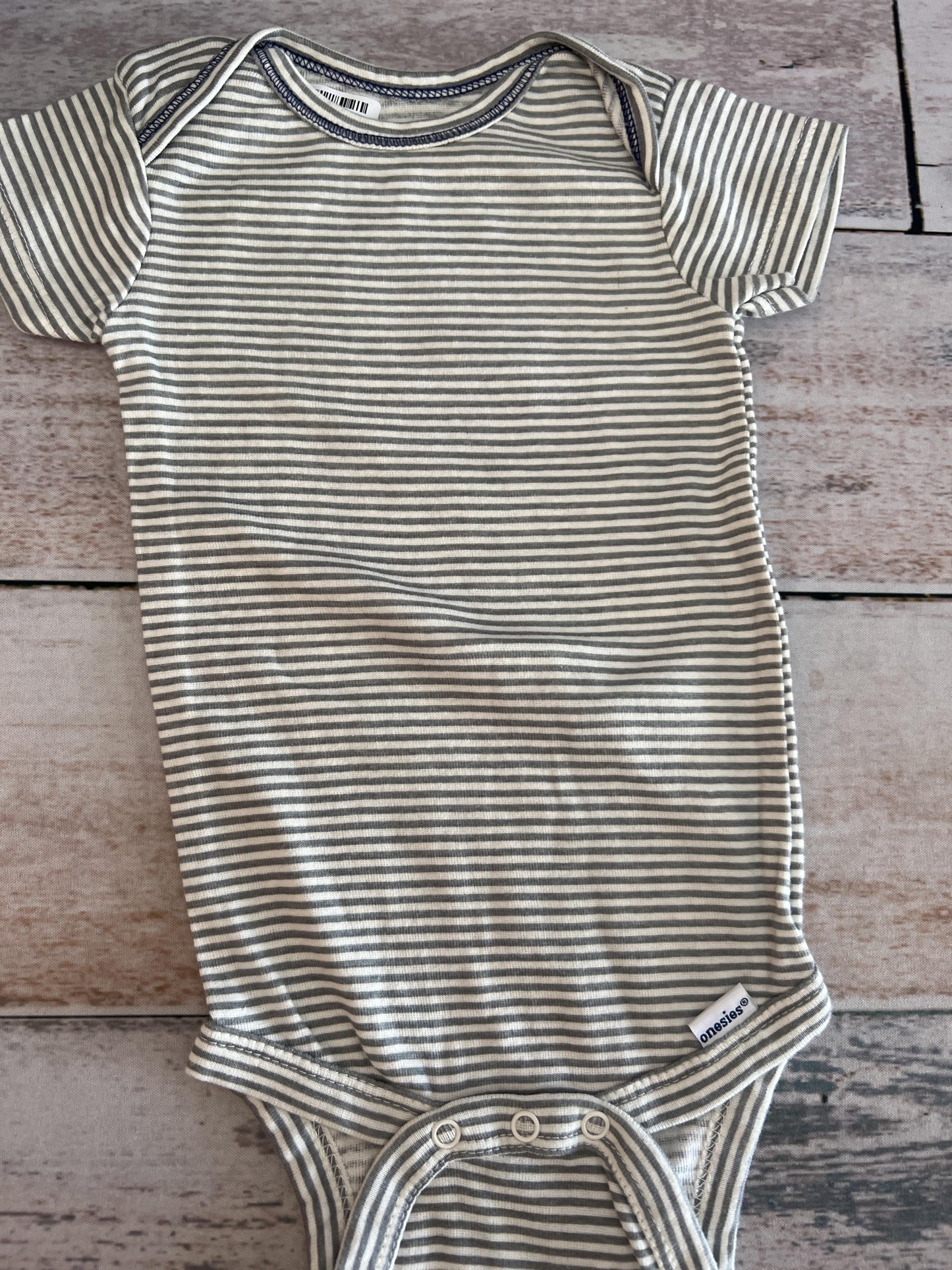 Gerber organic Unisex Stripe | Grey Onesie Size: 3-6 months Stripe | Grey