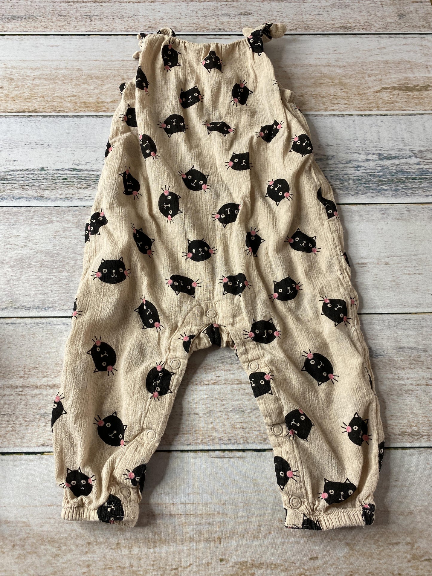H&M Girls Tan | animals | Black Jumper Size: 6-9 months Tan | animals | Black