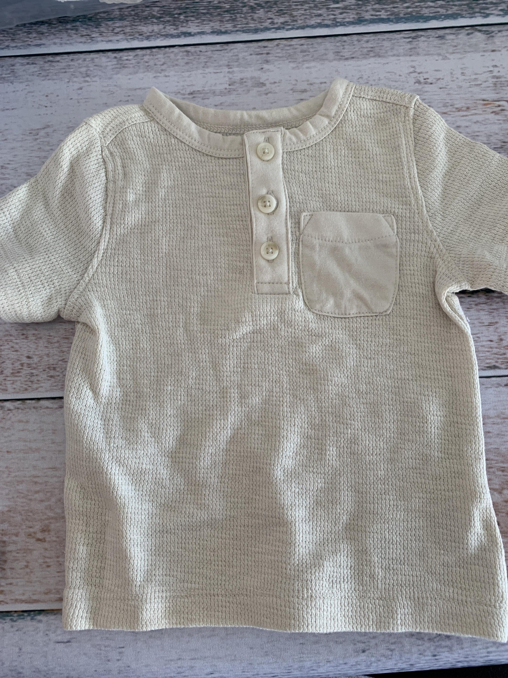 Old Navy Unisex Tan Shirt Size: 12-18 months Tan