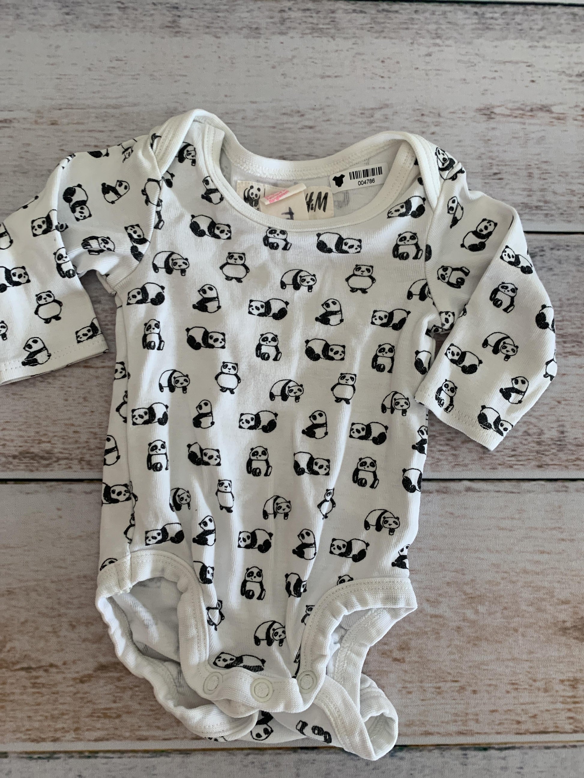 H&M Boys White | animals Onesie Size: Newborn White | animals