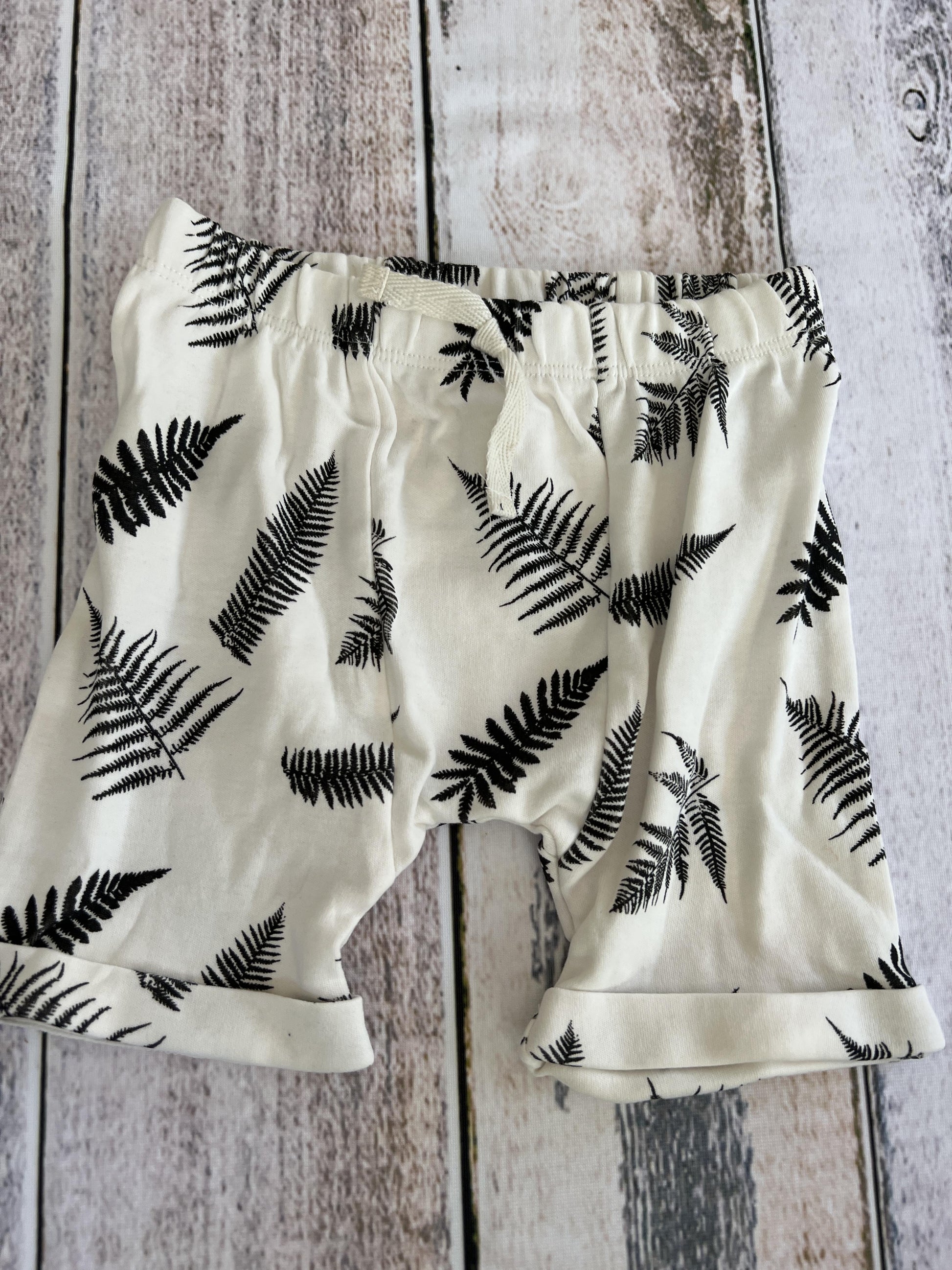 Kate Quinn Unisex White | Black | Pattern Shorts Size: 18-24 months White | Black | Pattern