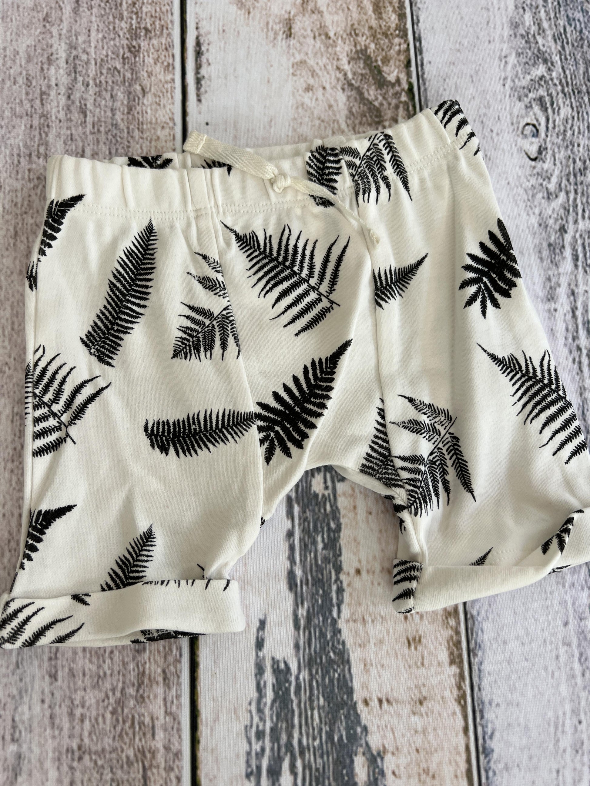 Kate Quinn Unisex White | Black | Pattern Shorts Size: 6-12 months White | Black | Pattern