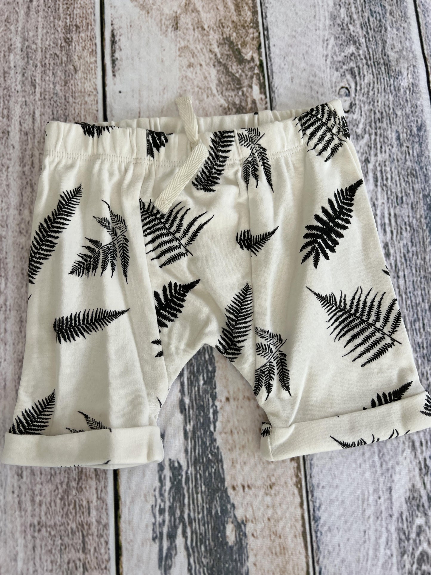 Kate Quinn Unisex White | Black | Pattern Shorts Size: 6-12 months White | Black | Pattern