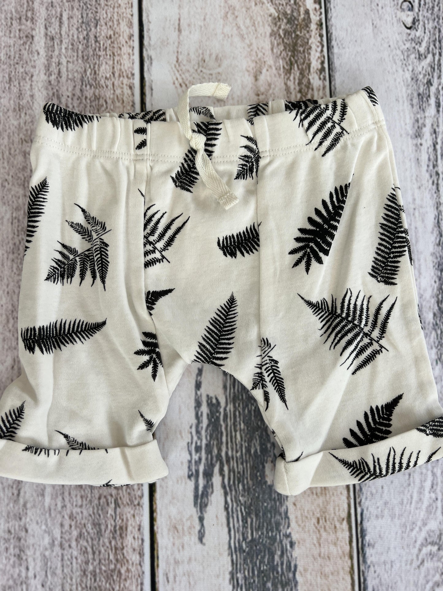 Kate Quinn Unisex White | Black | Pattern Shorts Size: 6-12 months White | Black | Pattern