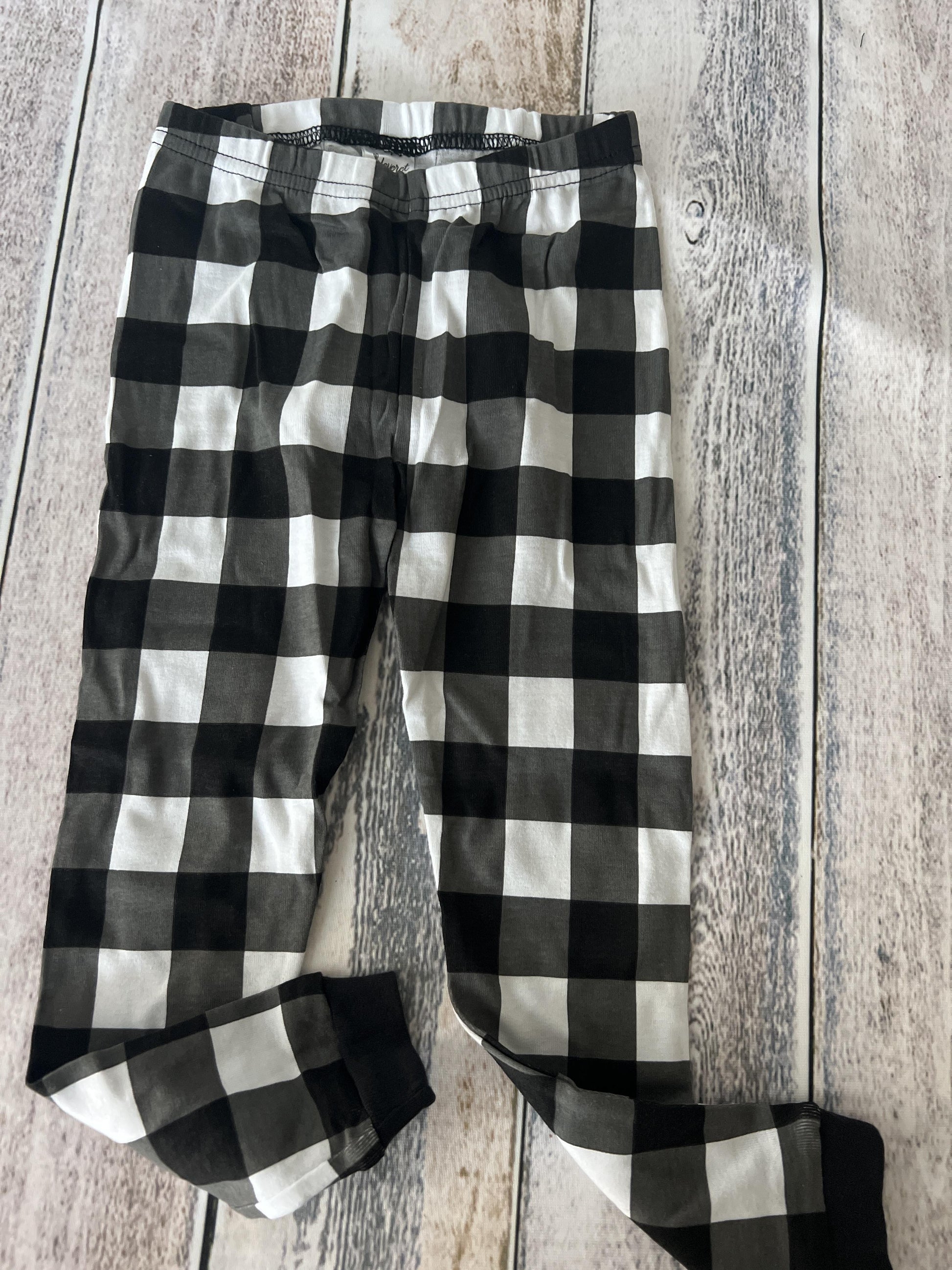 Leveret Unisex White | Black | plaid Pajamas Size: 4T White | Black | plaid