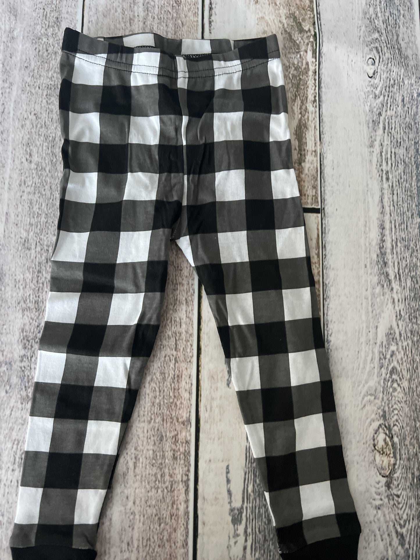 Leveret Unisex White | Black | plaid Pajamas Size: 2T White | Black | plaid
