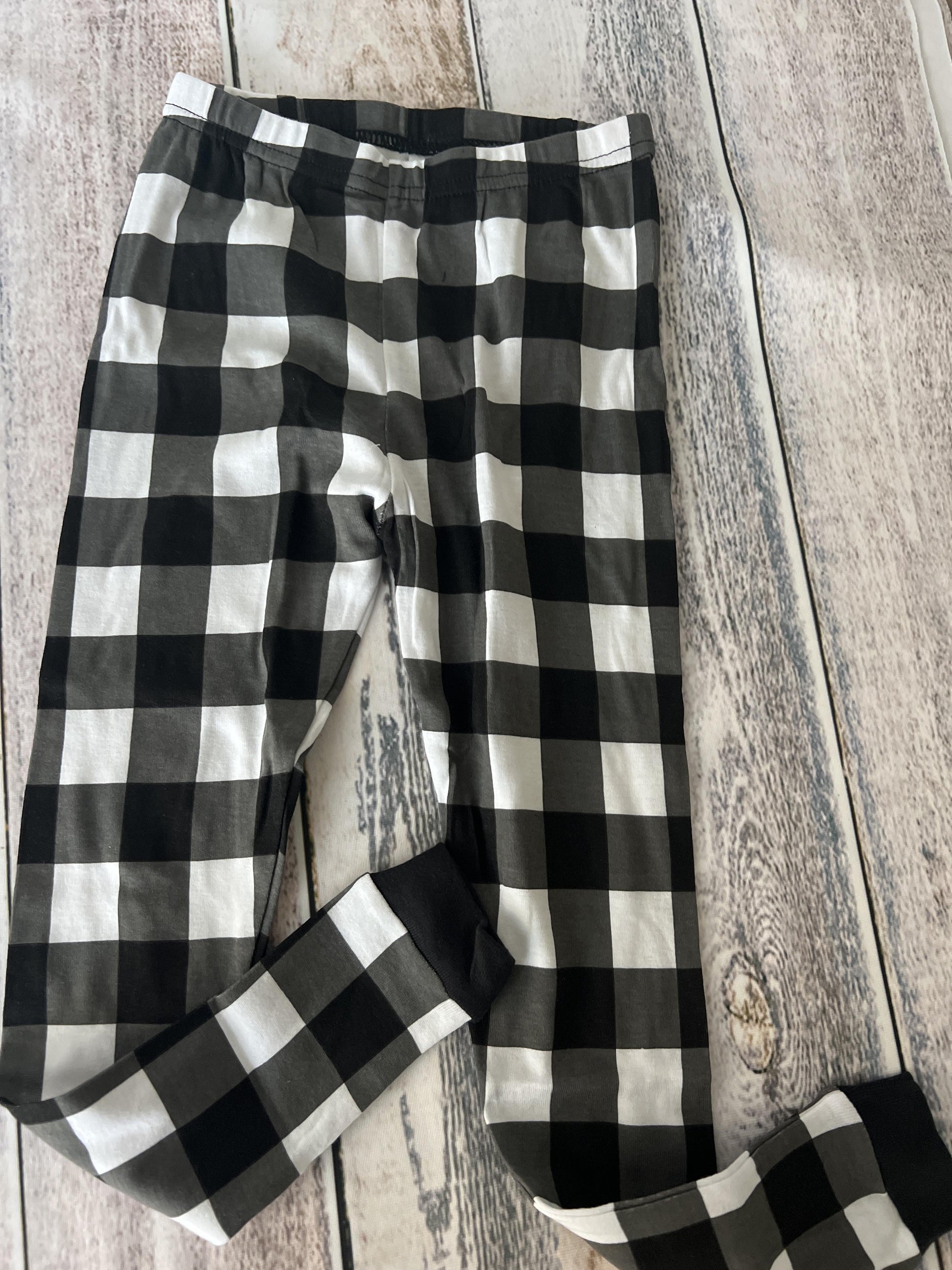 Leveret Unisex White | Black | plaid Pajamas Size: 5 White | Black | plaid