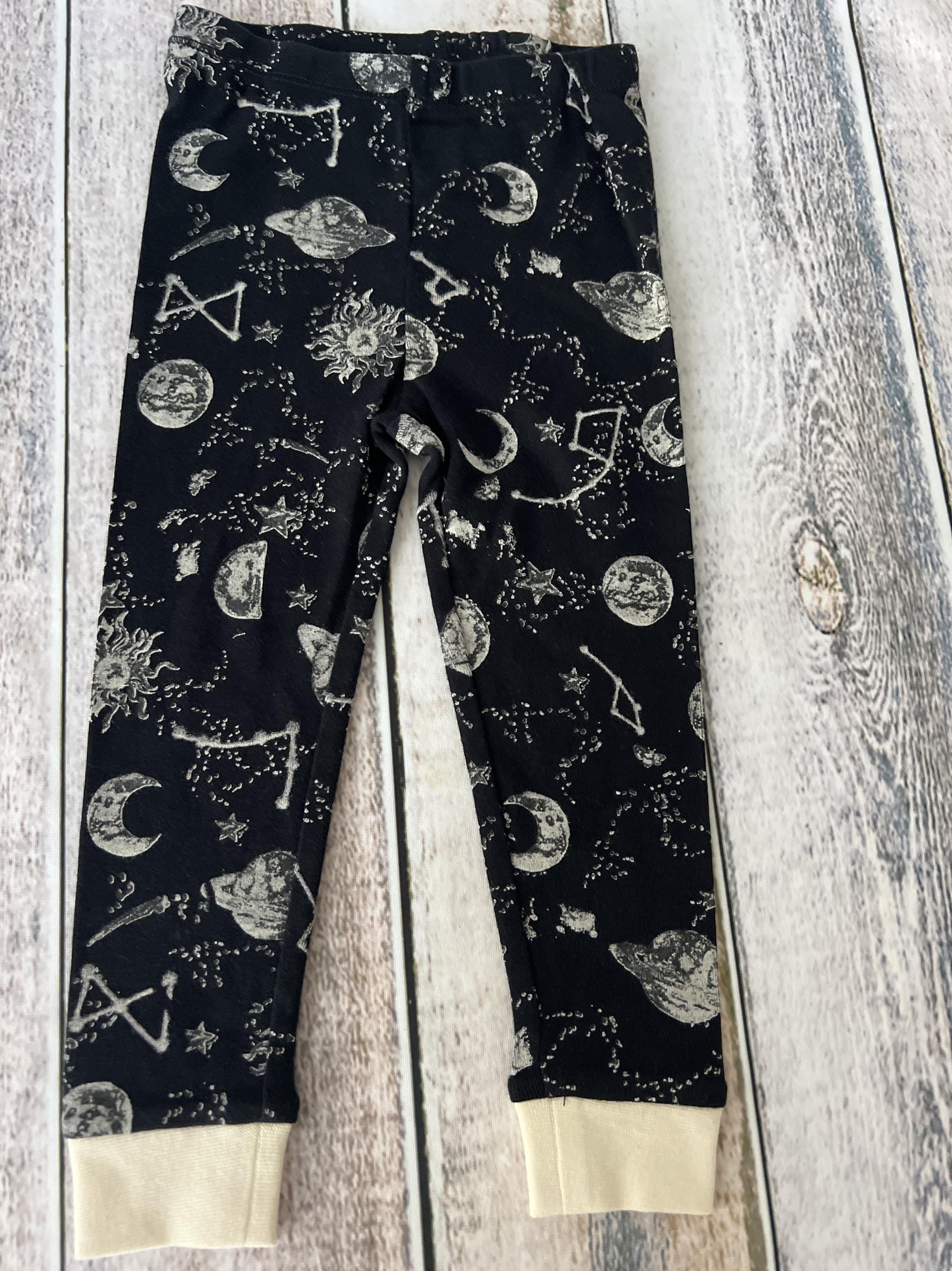 Burt's Bees Unisex White | Black | Space Pajamas Size: 2T White | Black | Space